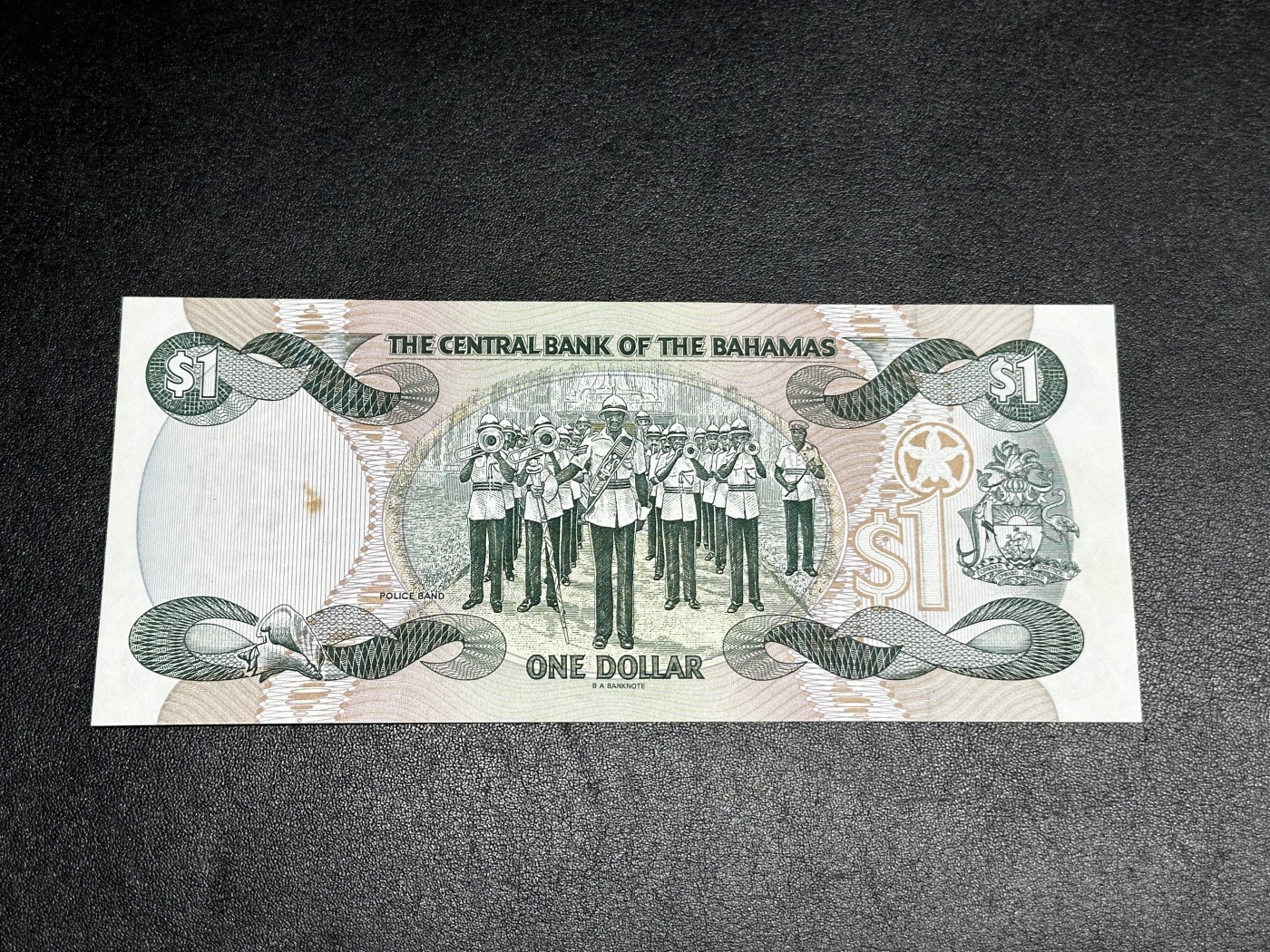 《外钞收藏家》第三百三十二期 加勒比四国专场（伯利兹/巴哈马/巴巴多斯/开曼） 巴哈马1992年1元（P51）有潮版和黄斑