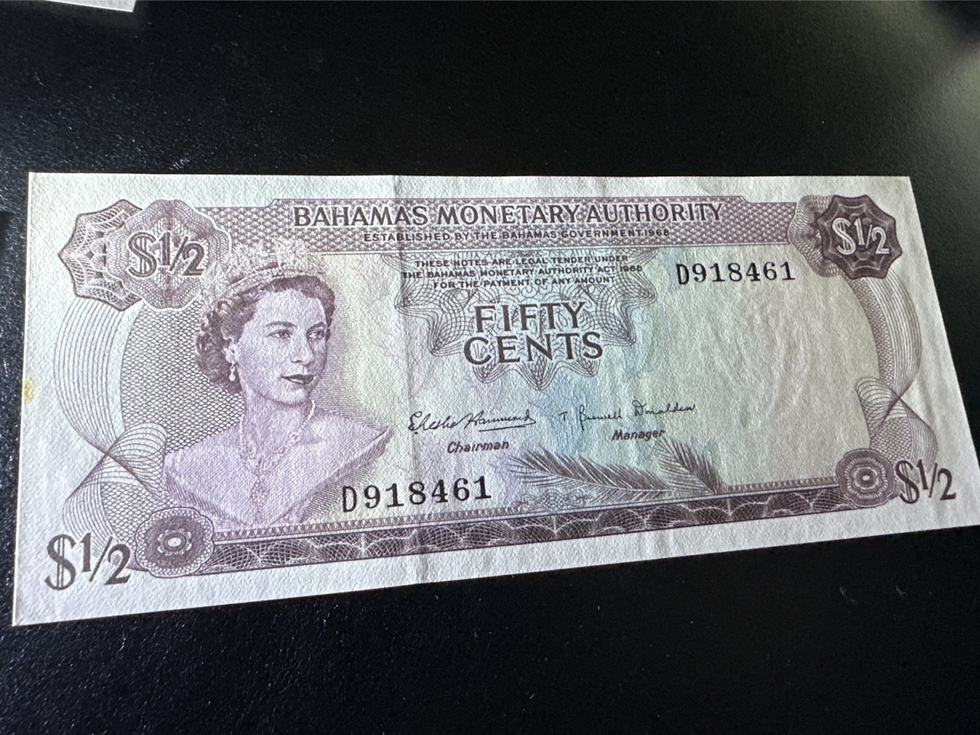 《外钞收藏家》第三百三十二期 加勒比四国专场（伯利兹/巴哈马/巴巴多斯/开曼） 巴哈马1968年1/2元（P26) UNC- 有一个黄斑