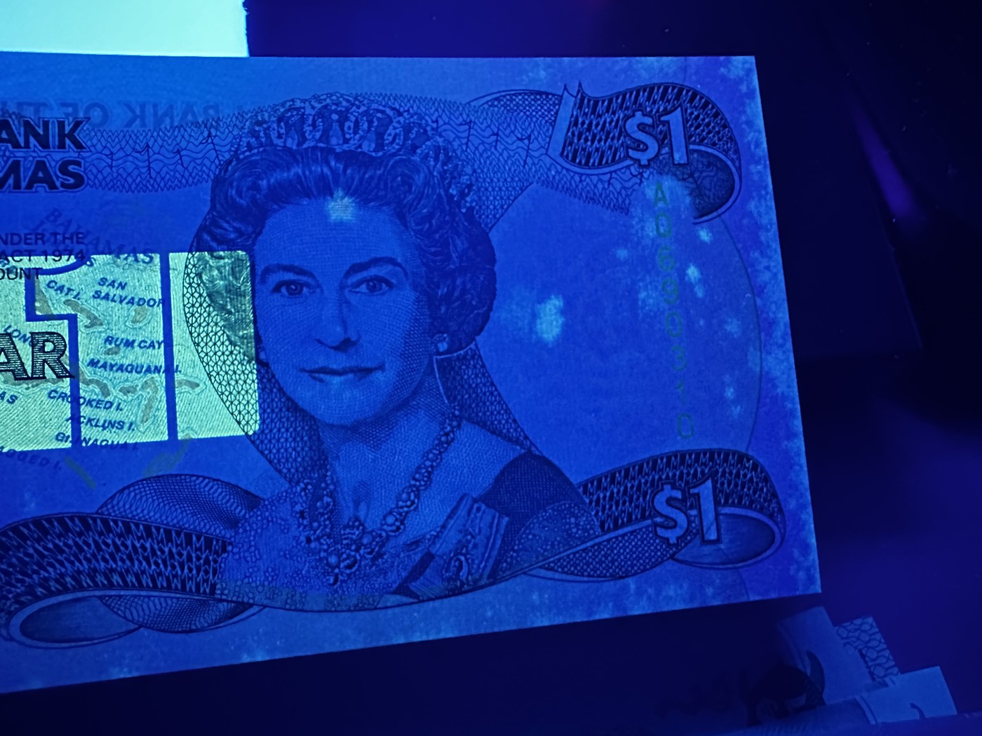 《外钞收藏家》第三百三十二期 加勒比四国专场（伯利兹/巴哈马/巴巴多斯/开曼） 巴哈马1992年1元（P51）有潮版和黄斑