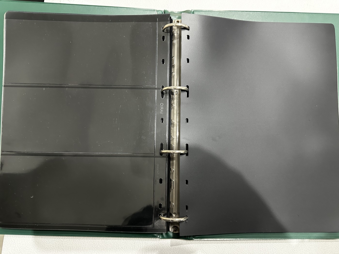 《外钞收藏家》第三百三十二期 加勒比四国专场（伯利兹/巴哈马/巴巴多斯/开曼） 德国绿色灯塔收藏册1本，带2格+3格+黑色分隔页（1页+26页+28页），二手