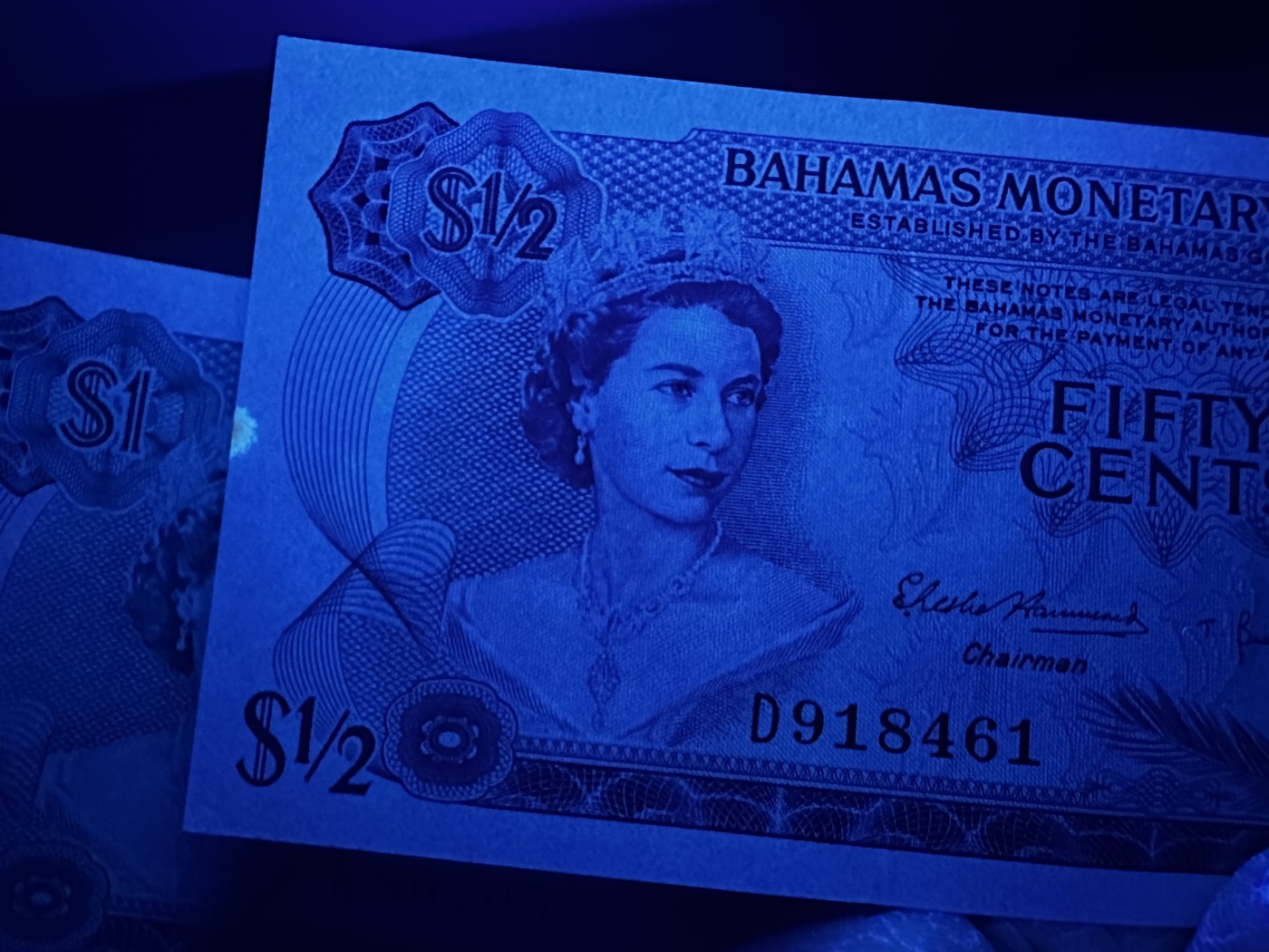 《外钞收藏家》第三百三十二期 加勒比四国专场（伯利兹/巴哈马/巴巴多斯/开曼） 巴哈马1968年1/2元（P26) UNC- 有一个黄斑