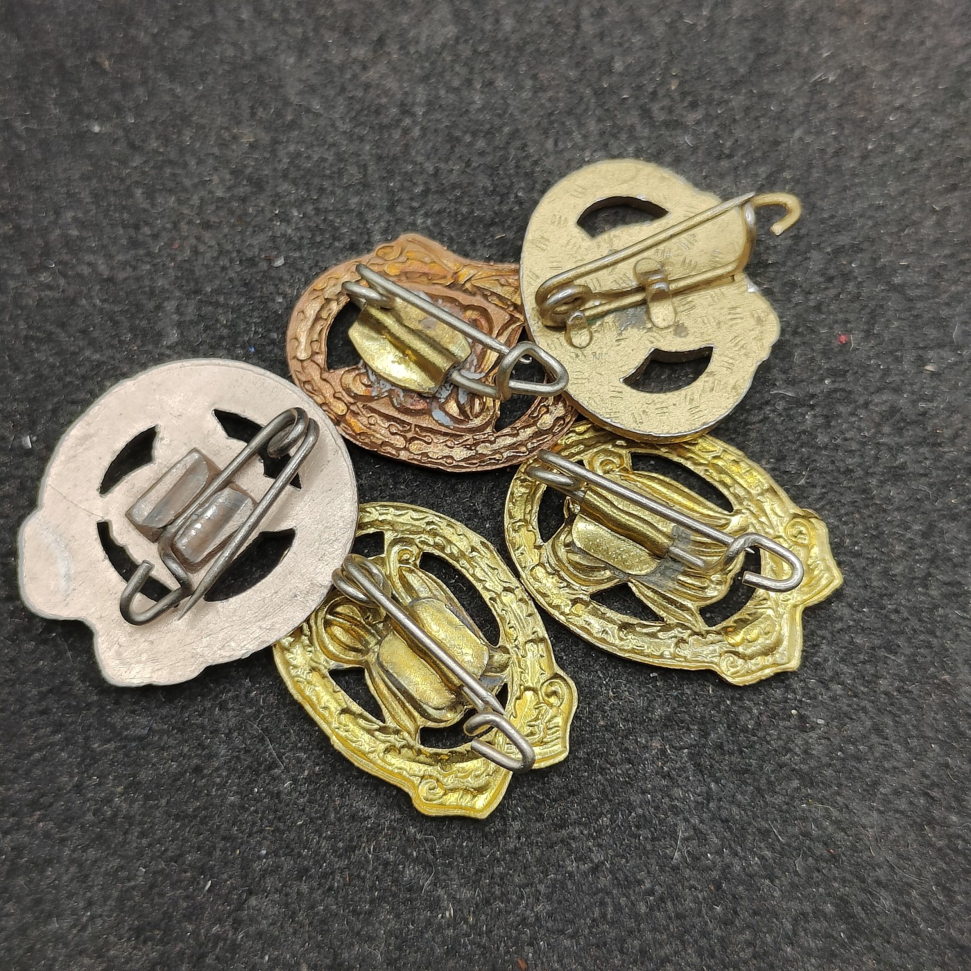 全场0元起拍 第127期 咸鱼国勋章拍卖专场 1月21日（周日）下午6：00开始 东德体能章一组五个