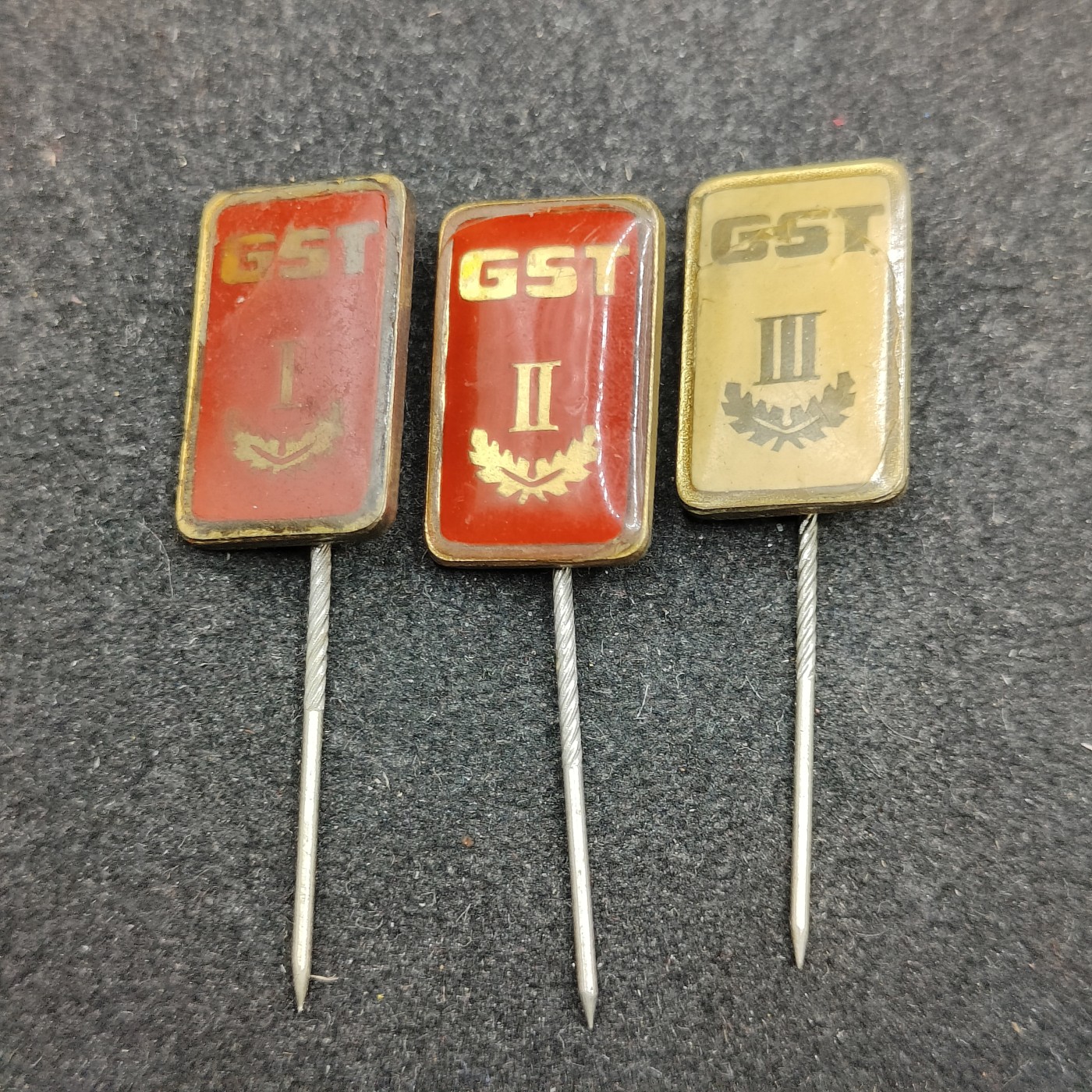 全场0元起拍 第127期 咸鱼国勋章拍卖专场 1月21日（周日）下午6：00开始 东德gst证章一二三级一组