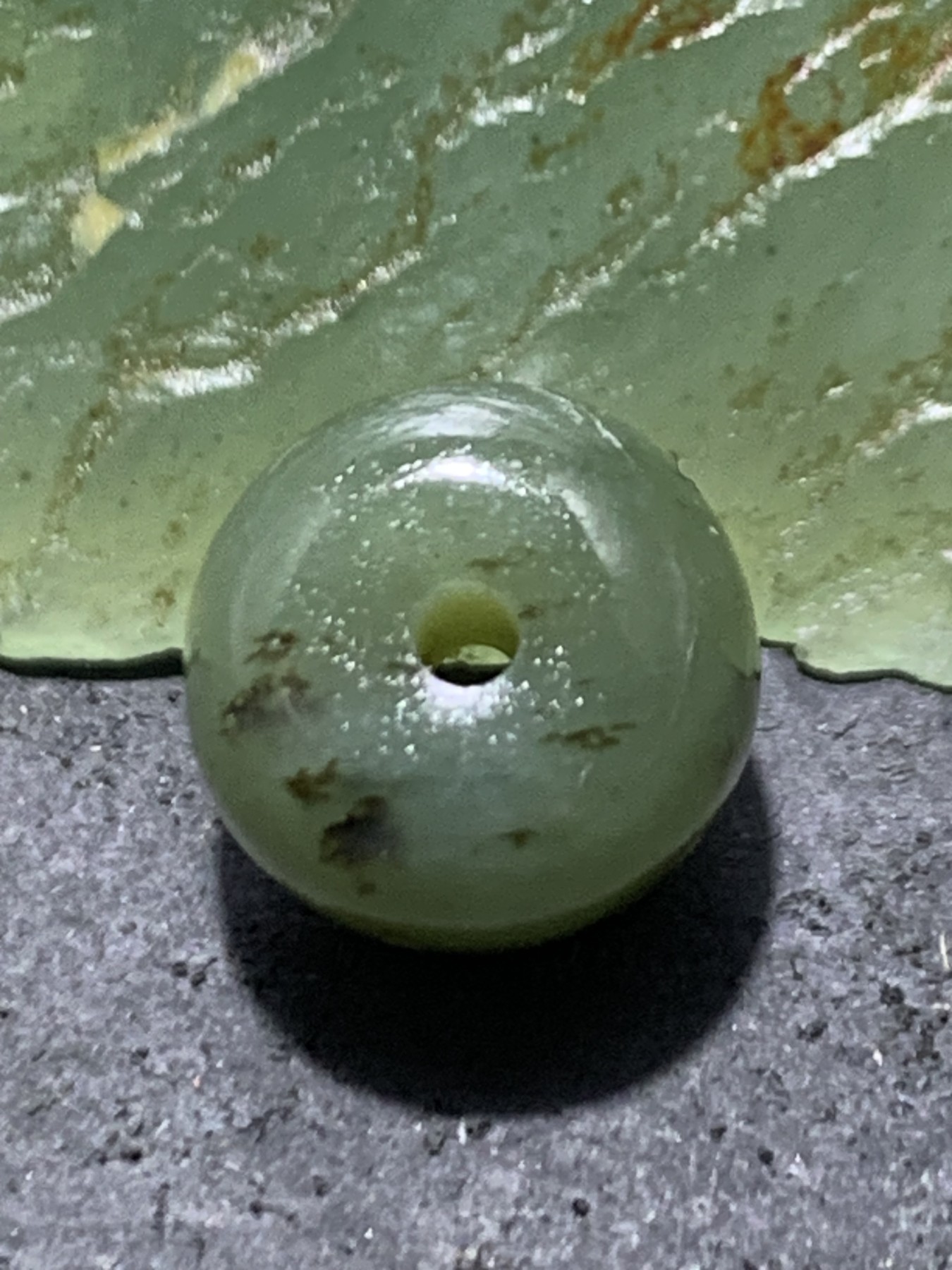精美天然水草沁和田玉青玉老形桶珠一颗，