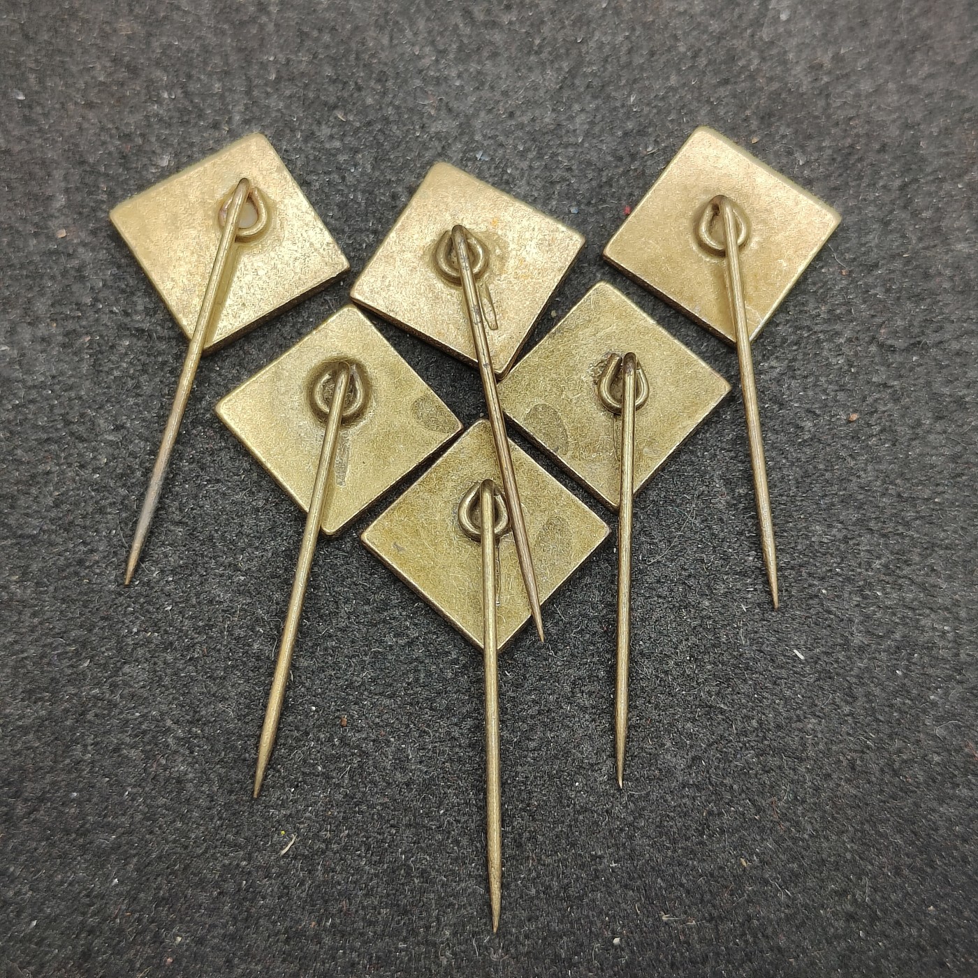 全场0元起拍 第127期 咸鱼国勋章拍卖专场 1月21日（周日）下午6：00开始 东德ksk珐琅徽章一组6个