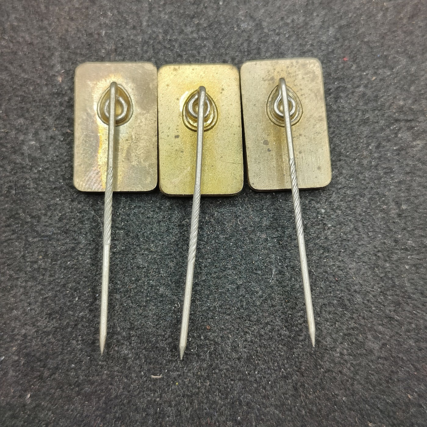 全场0元起拍 第127期 咸鱼国勋章拍卖专场 1月21日（周日）下午6：00开始 东德gst证章一二三级一组