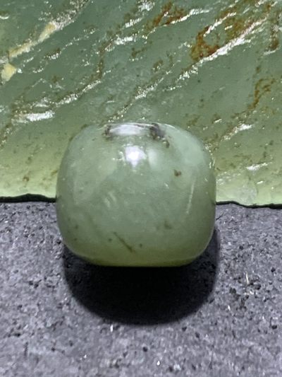 精美天然水草沁和田玉青玉老形桶珠一颗， - 精美天然水草沁和田玉青玉老形桶珠一颗，