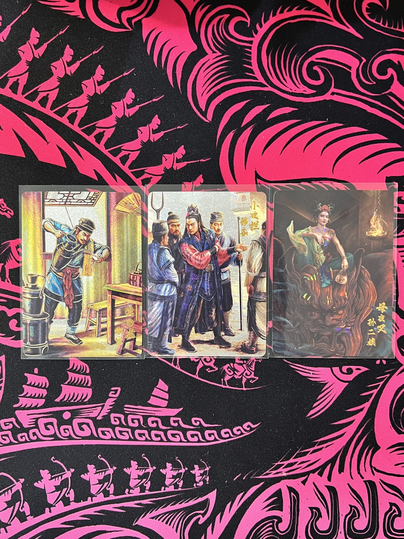 锦色铺子的卡拍  第10期  春节前最后一拍 百里卡牌 《飞鸿水浒》第一弹 地藏星 朱富  地镇星 穆春 粗闪  地壮星 粗闪 孙二娘  彩闪   三工艺