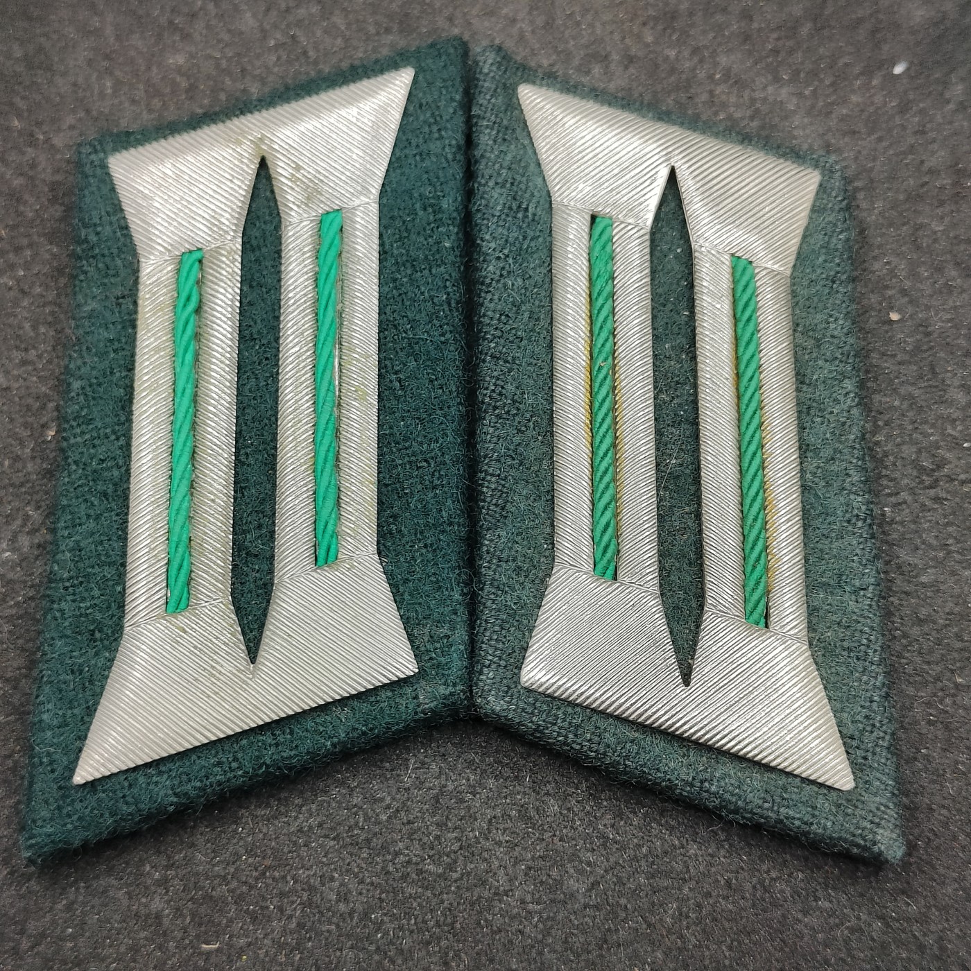 全场0元起拍 第127期 咸鱼国勋章拍卖专场 1月21日（周日）下午6：00开始 东德警察领章一对