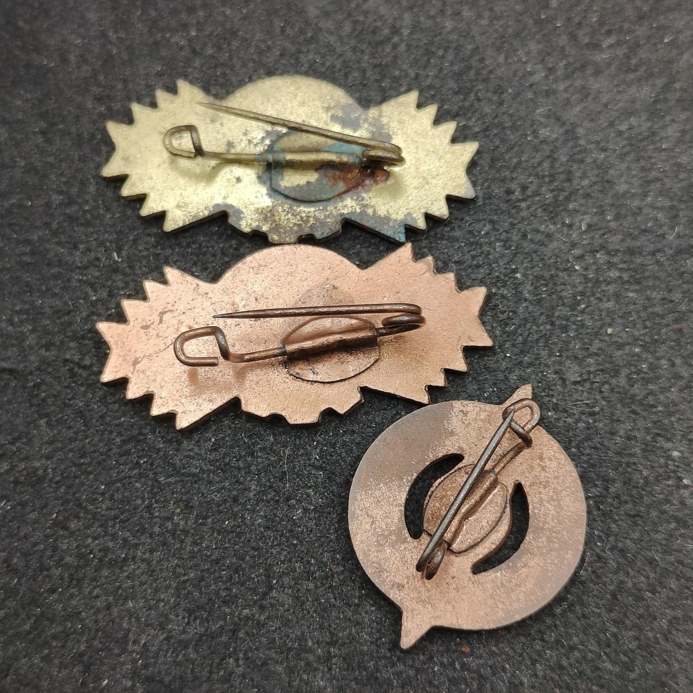 全场0元起拍 第127期 咸鱼国勋章拍卖专场 1月21日（周日）下午6：00开始 东德徽章一组