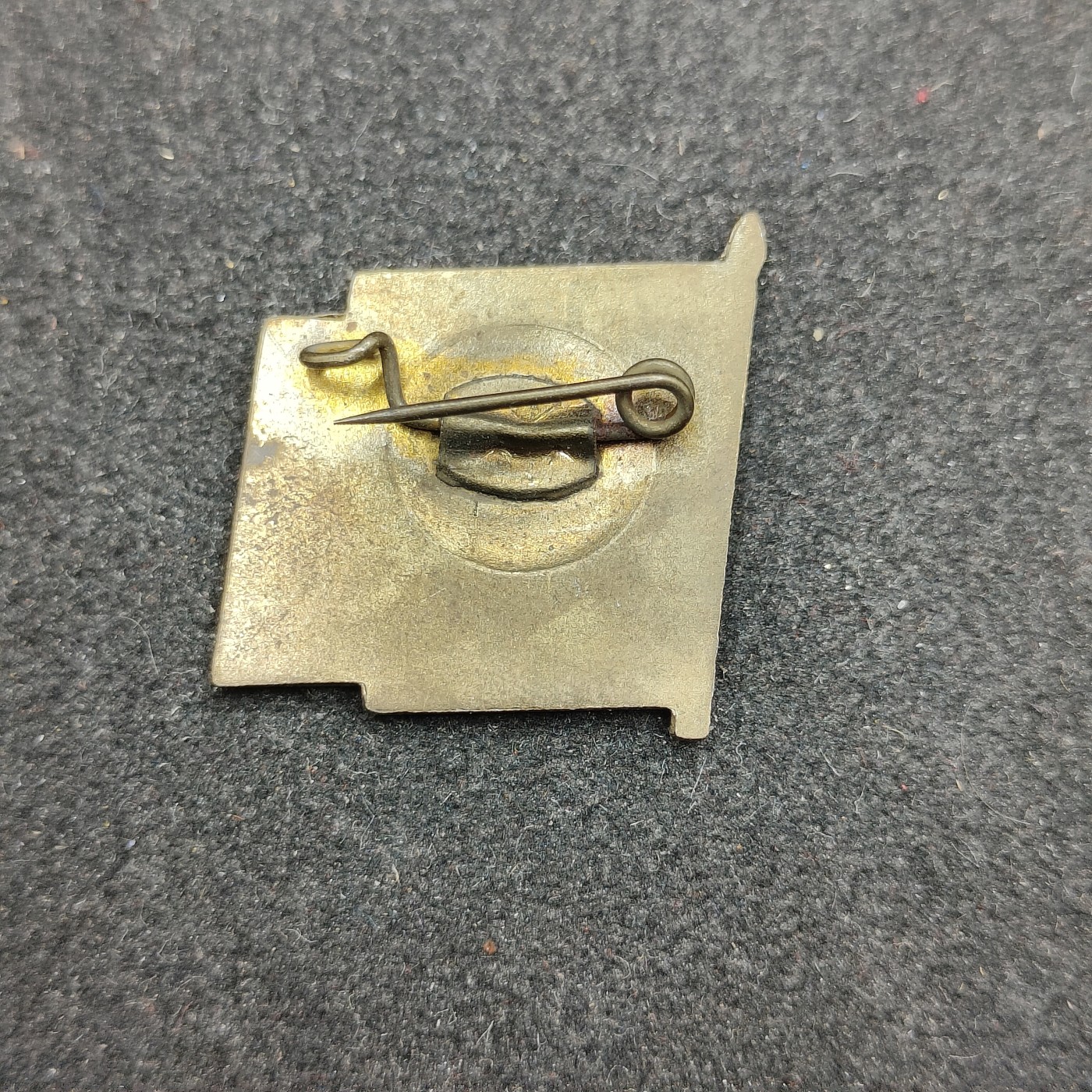 全场0元起拍 第127期 咸鱼国勋章拍卖专场 1月21日（周日）下午6：00开始 东德恩斯特台尔曼先锋队队徽