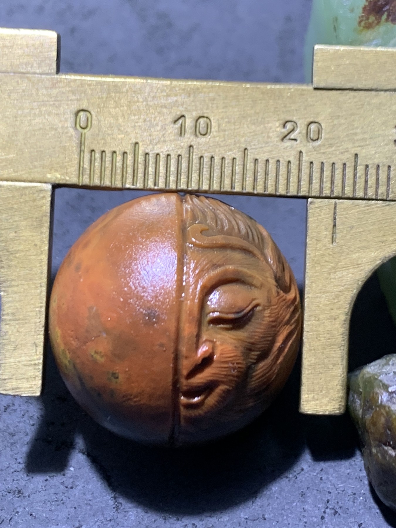 精美亚光战国红玛瑙手工俏色巧雕一念成佛珠子一个，