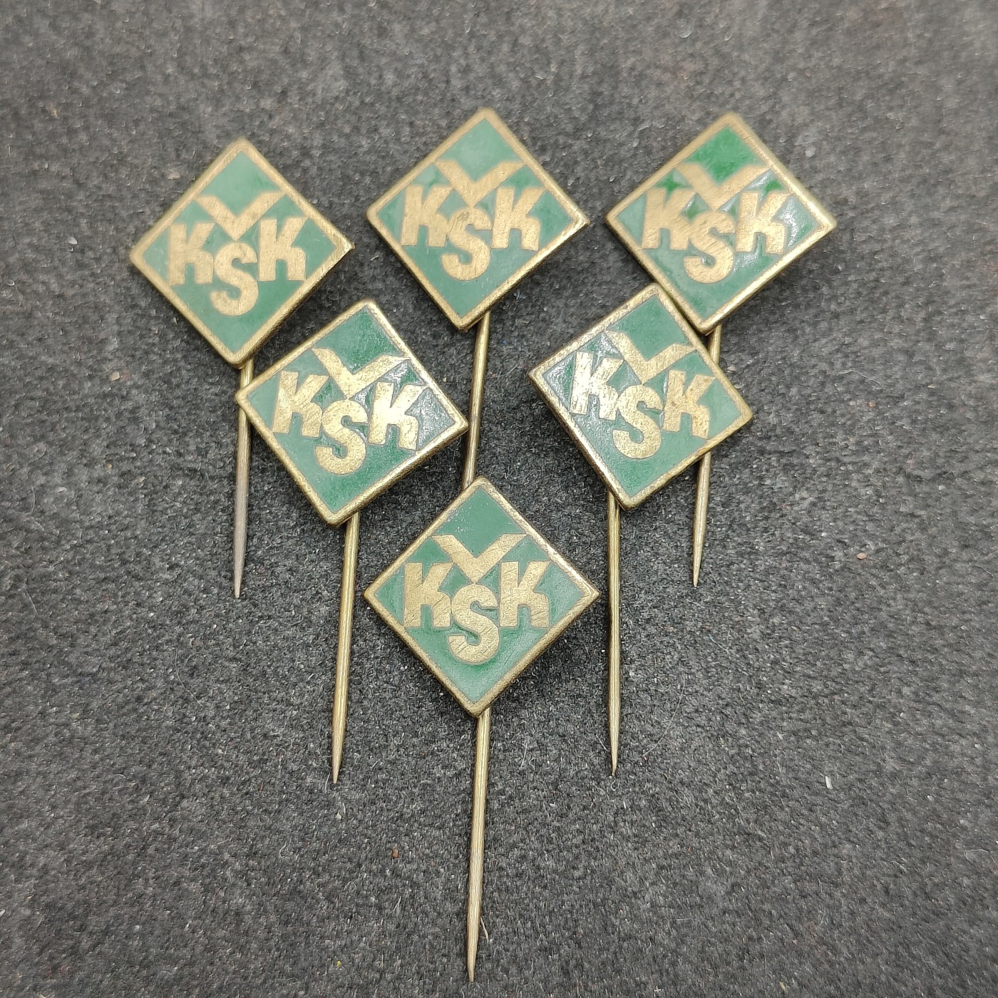 全场0元起拍 第127期 咸鱼国勋章拍卖专场 1月21日（周日）下午6：00开始 东德ksk珐琅徽章一组6个