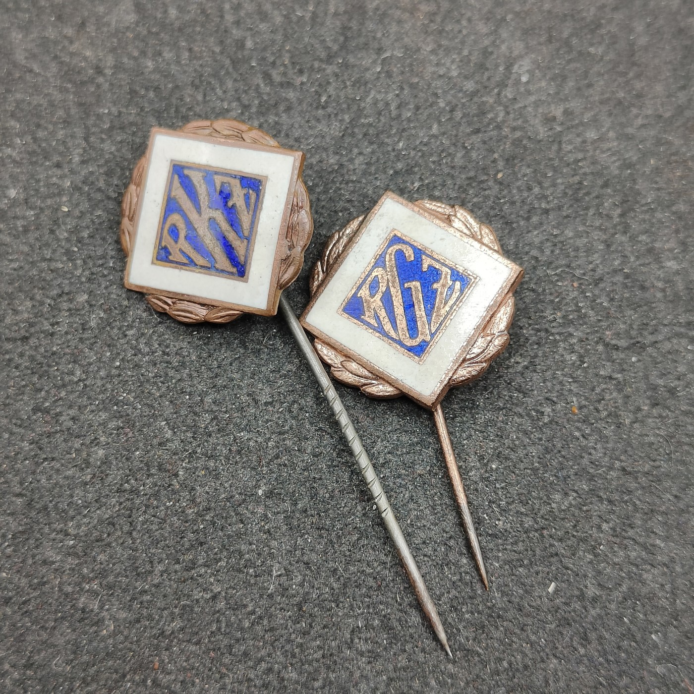 全场0元起拍 第127期 咸鱼国勋章拍卖专场 1月21日（周日）下午6：00开始 东德rzg珐琅徽章一组