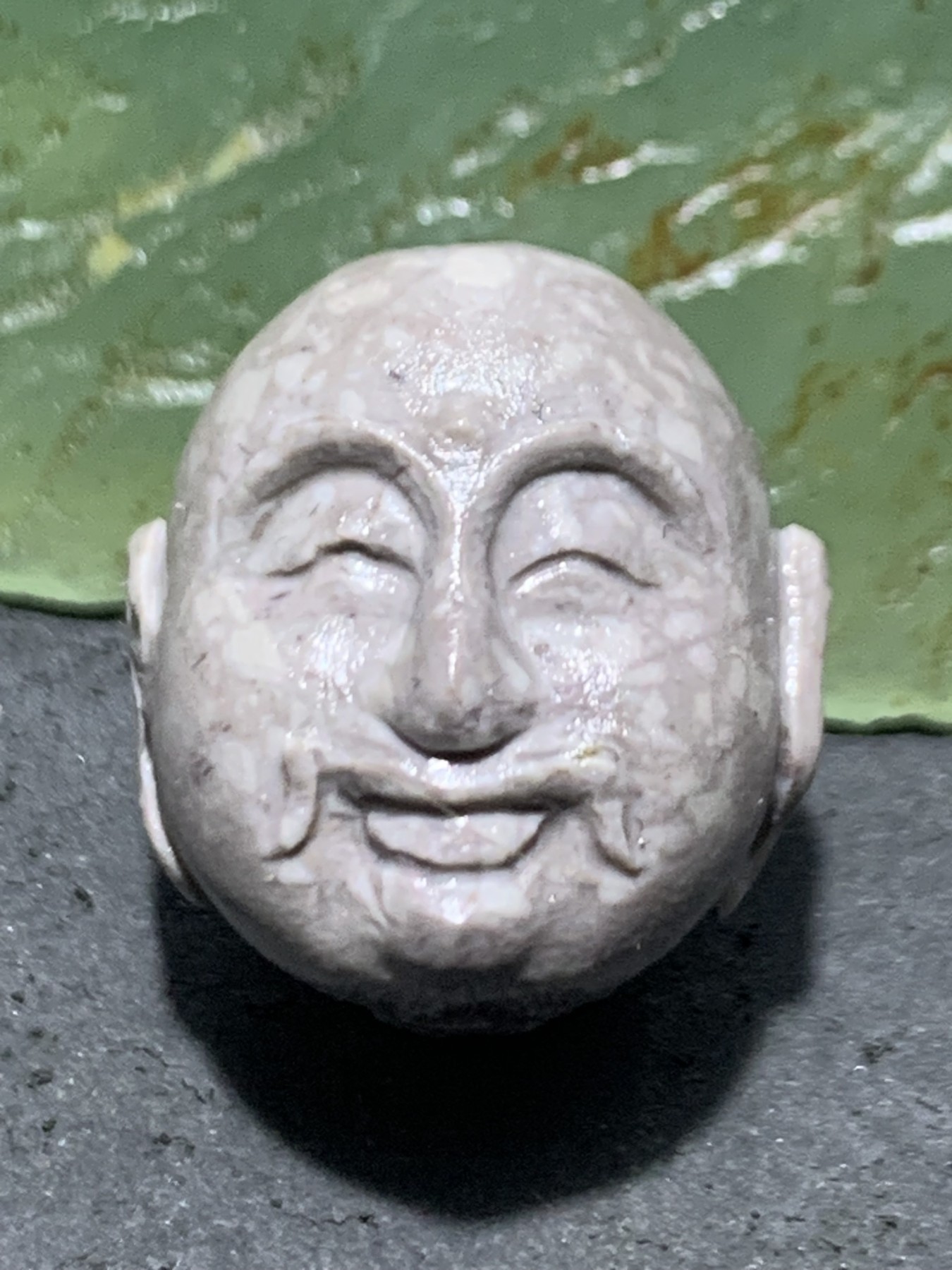 精美亚光戈壁彩玉双面雕刻罗汉珠子一个！
