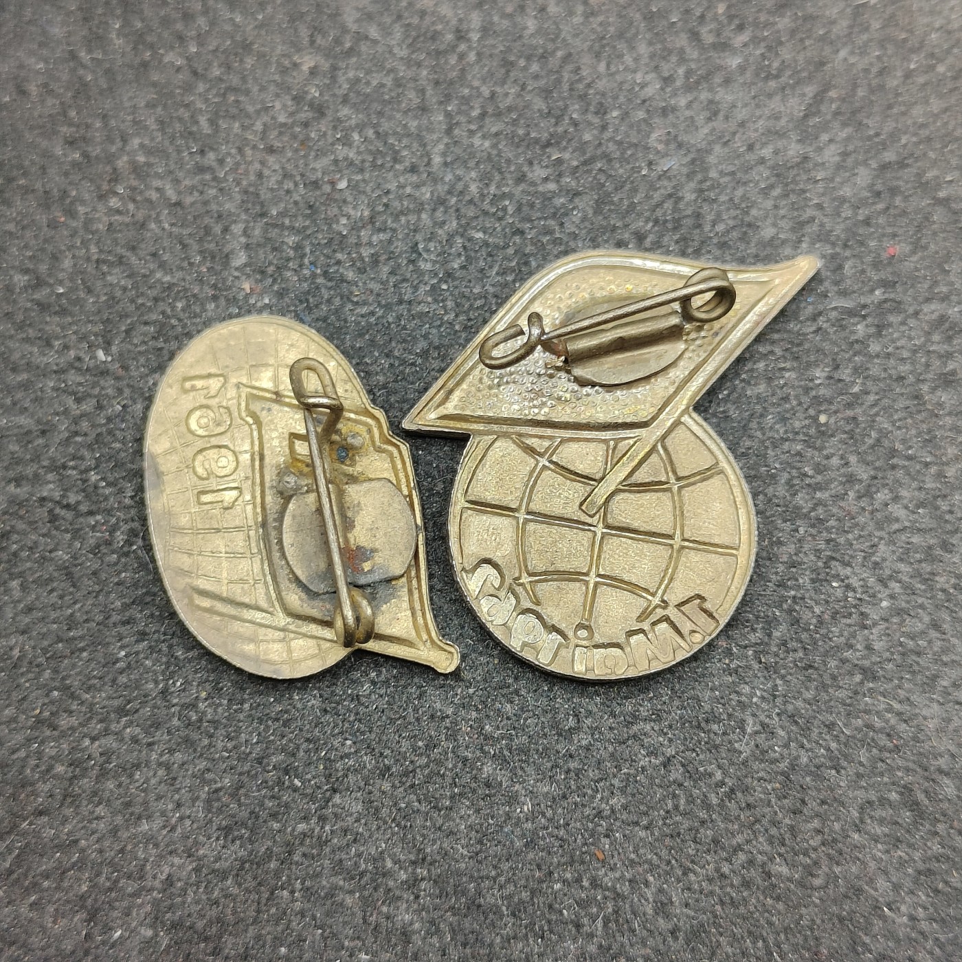 全场0元起拍 第127期 咸鱼国勋章拍卖专场 1月21日（周日）下午6：00开始 东德徽章一组