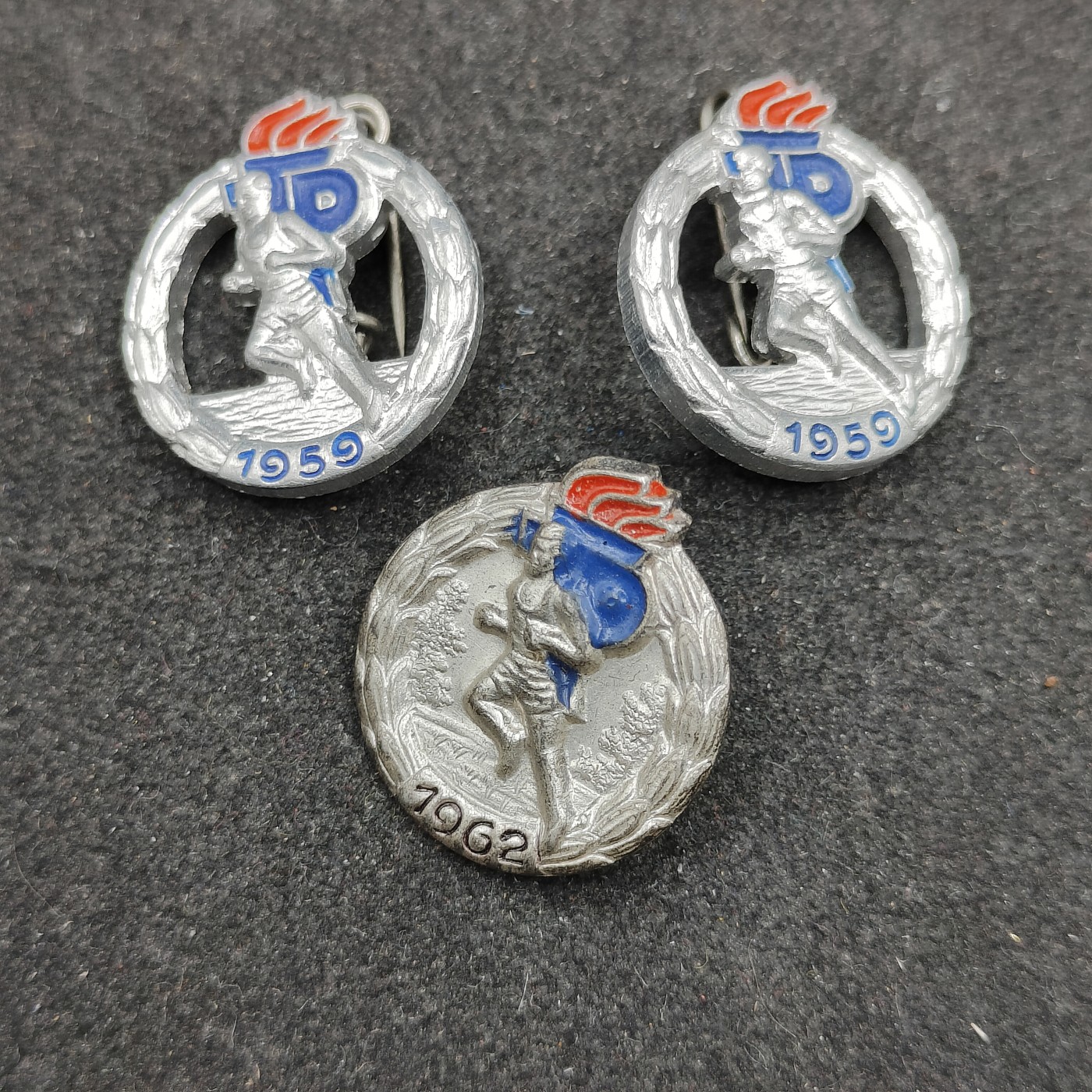 全场0元起拍 第127期 咸鱼国勋章拍卖专场 1月21日（周日）下午6：00开始 东德运动员证章一组