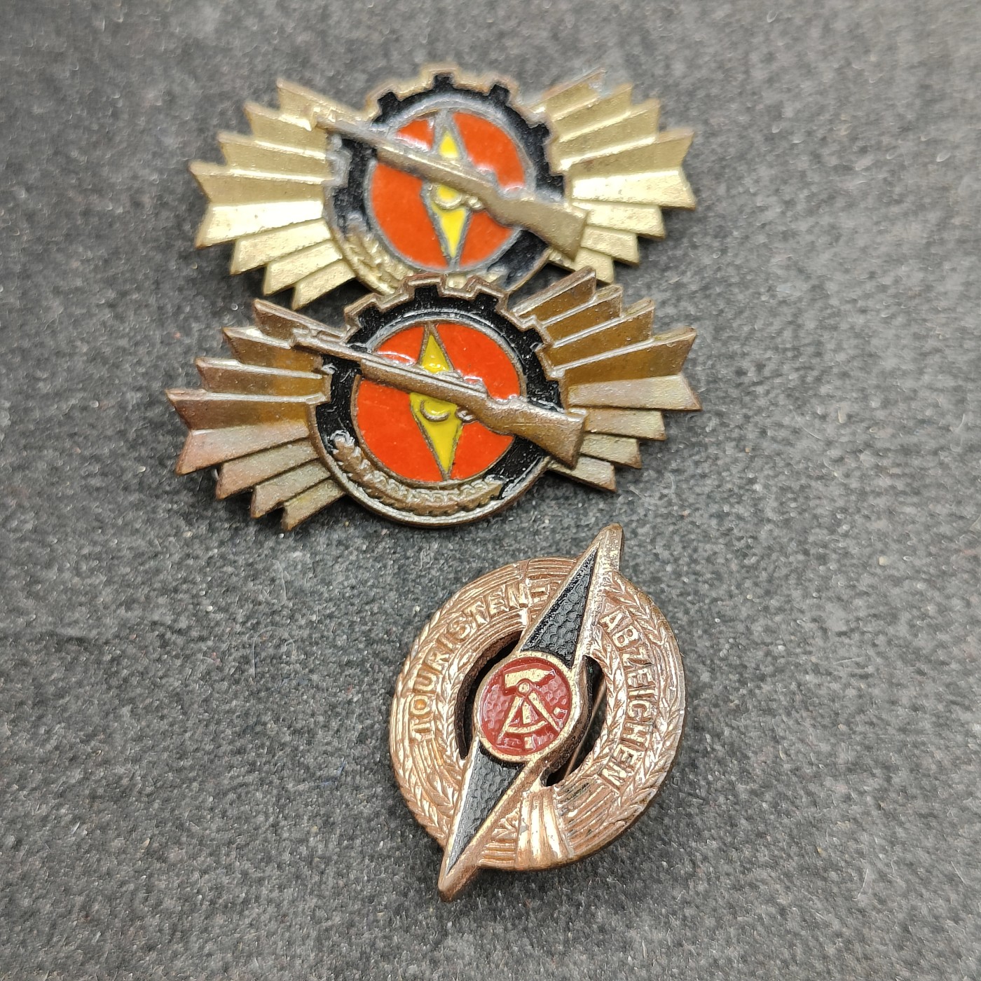 全场0元起拍 第127期 咸鱼国勋章拍卖专场 1月21日（周日）下午6：00开始 东德徽章一组