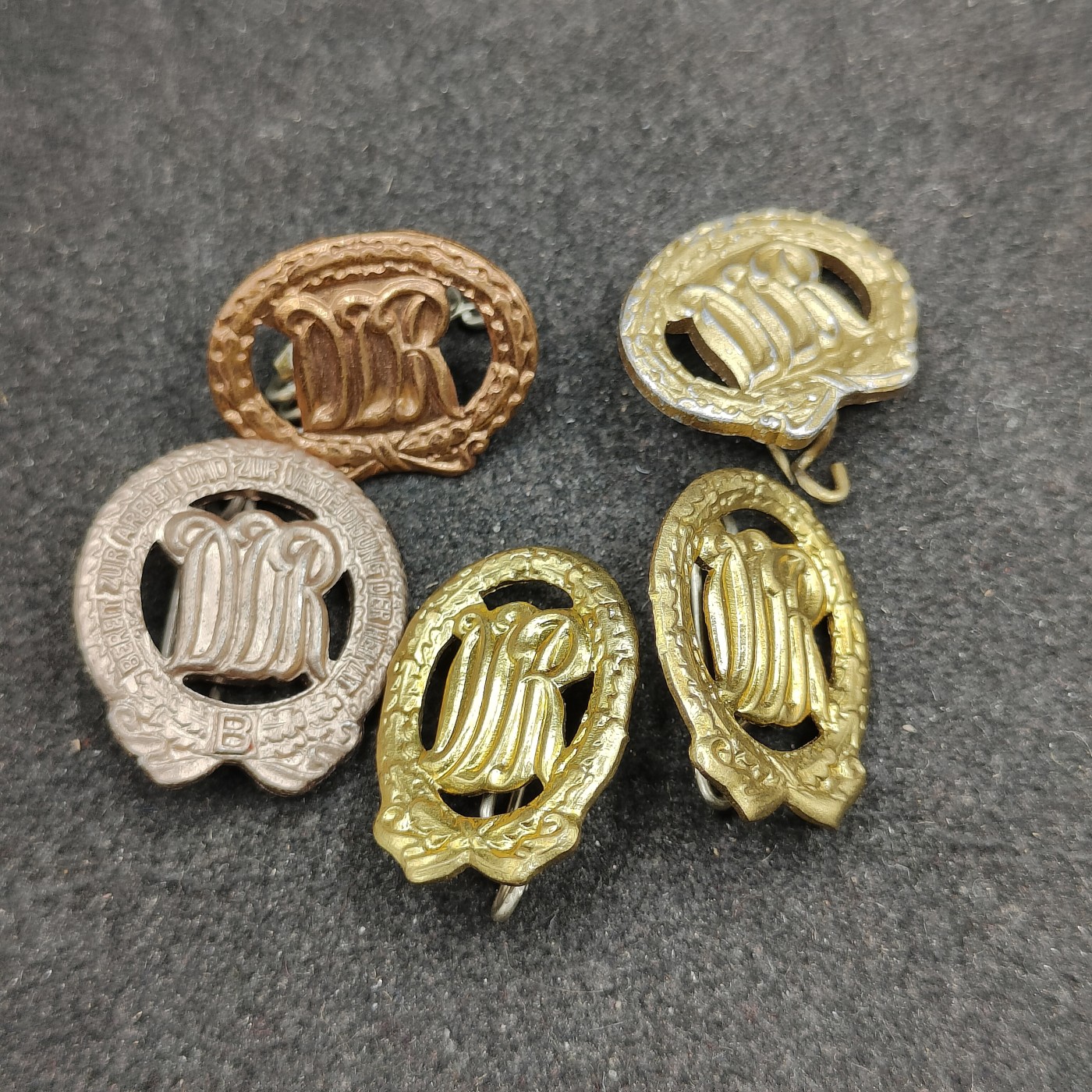 全场0元起拍 第127期 咸鱼国勋章拍卖专场 1月21日（周日）下午6：00开始 东德体能章一组五个