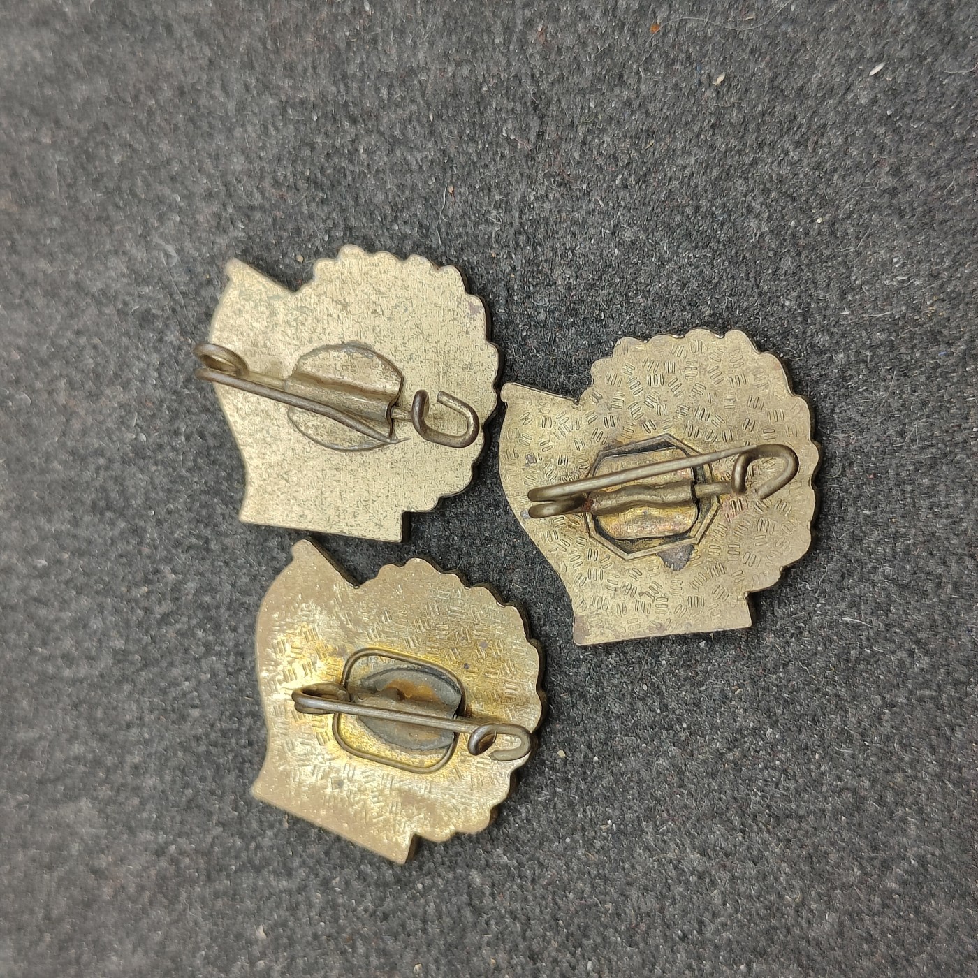 全场0元起拍 第127期 咸鱼国勋章拍卖专场 1月21日（周日）下午6：00开始 东德徽章一组