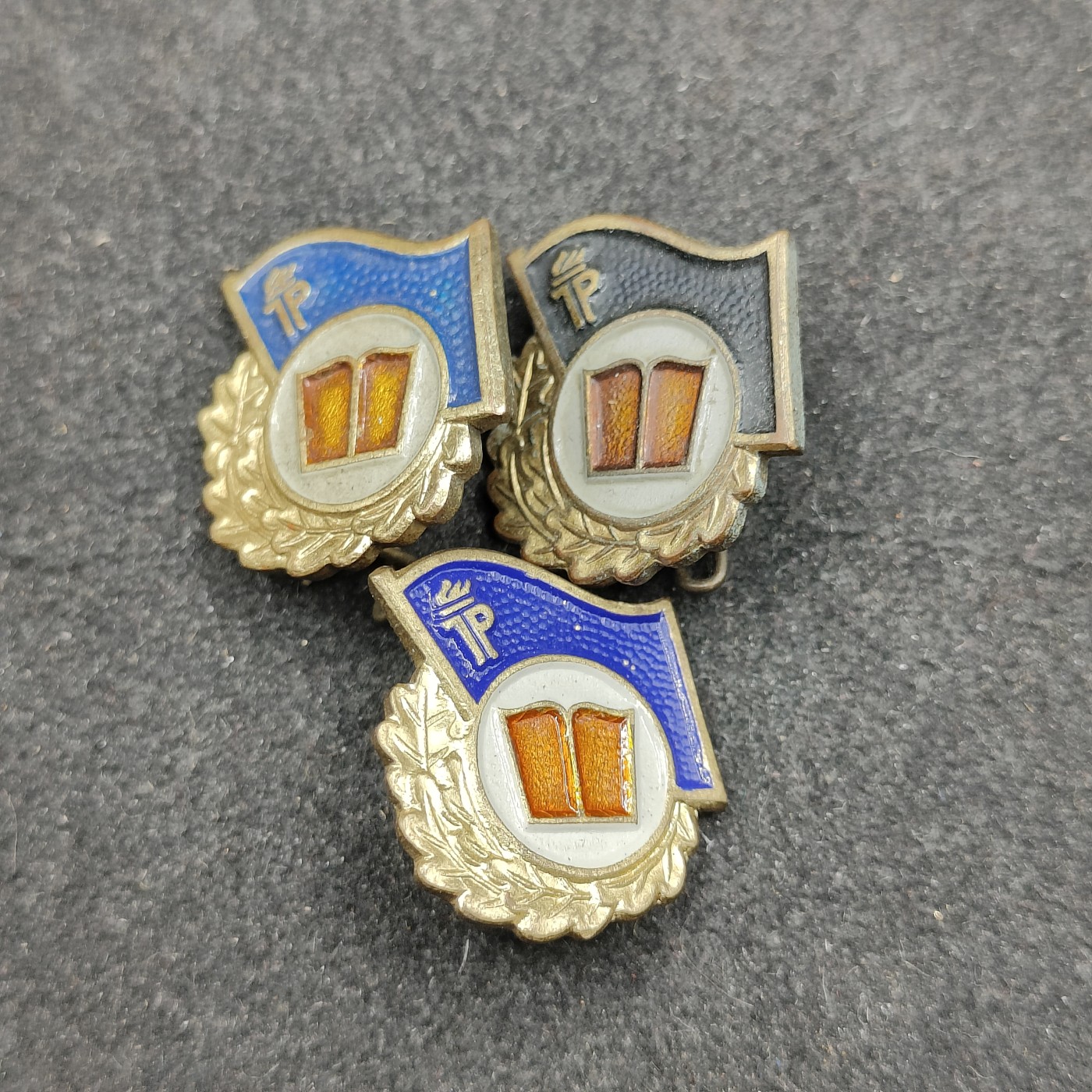 全场0元起拍 第127期 咸鱼国勋章拍卖专场 1月21日（周日）下午6：00开始 东德徽章一组