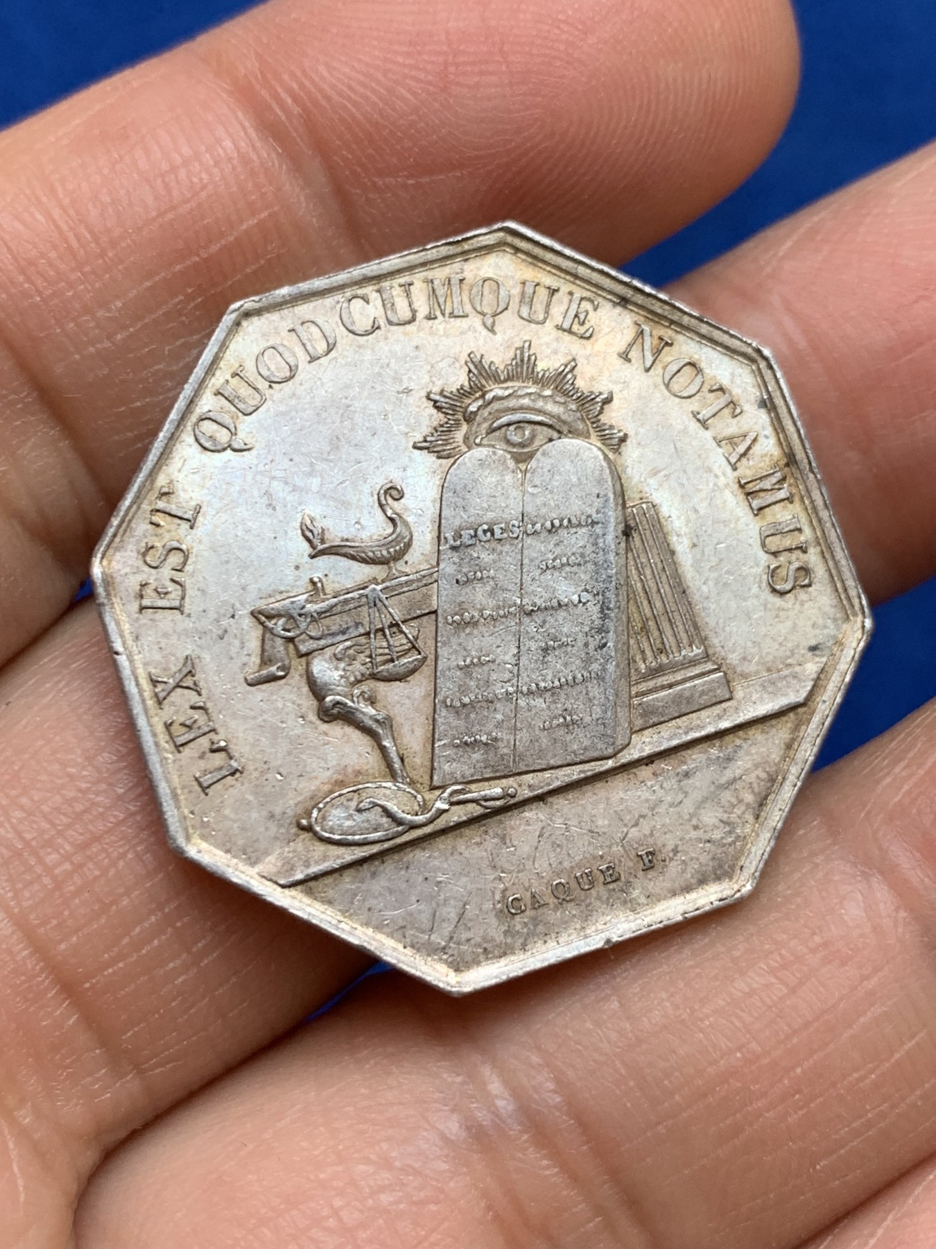 《竞宝斋》第237场- 周日，周一，周二，周日 疯狂4连拍 (全场包邮) 法国八角银质代币，欧赛尔公证处，12.86g，30.6mm，手指边铭，全能之眼