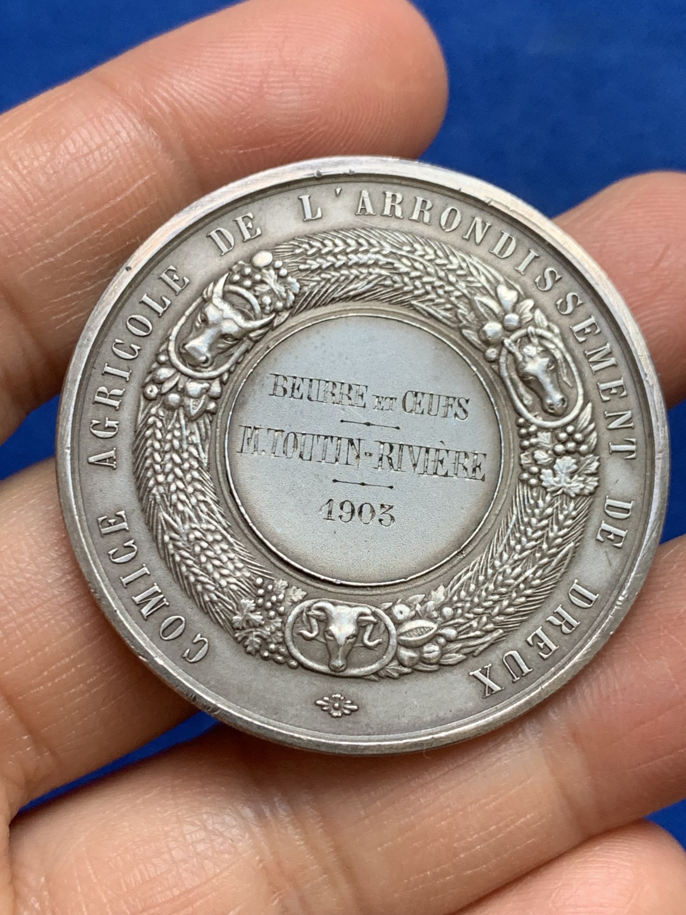 《竞宝斋》第237场- 周日，周一，周二，周日 疯狂4连拍 (全场包邮) 法国1903年德勒区农业展银章，捡稻穗的小女孩，33.01克，41.9mm，丰饶角边铭