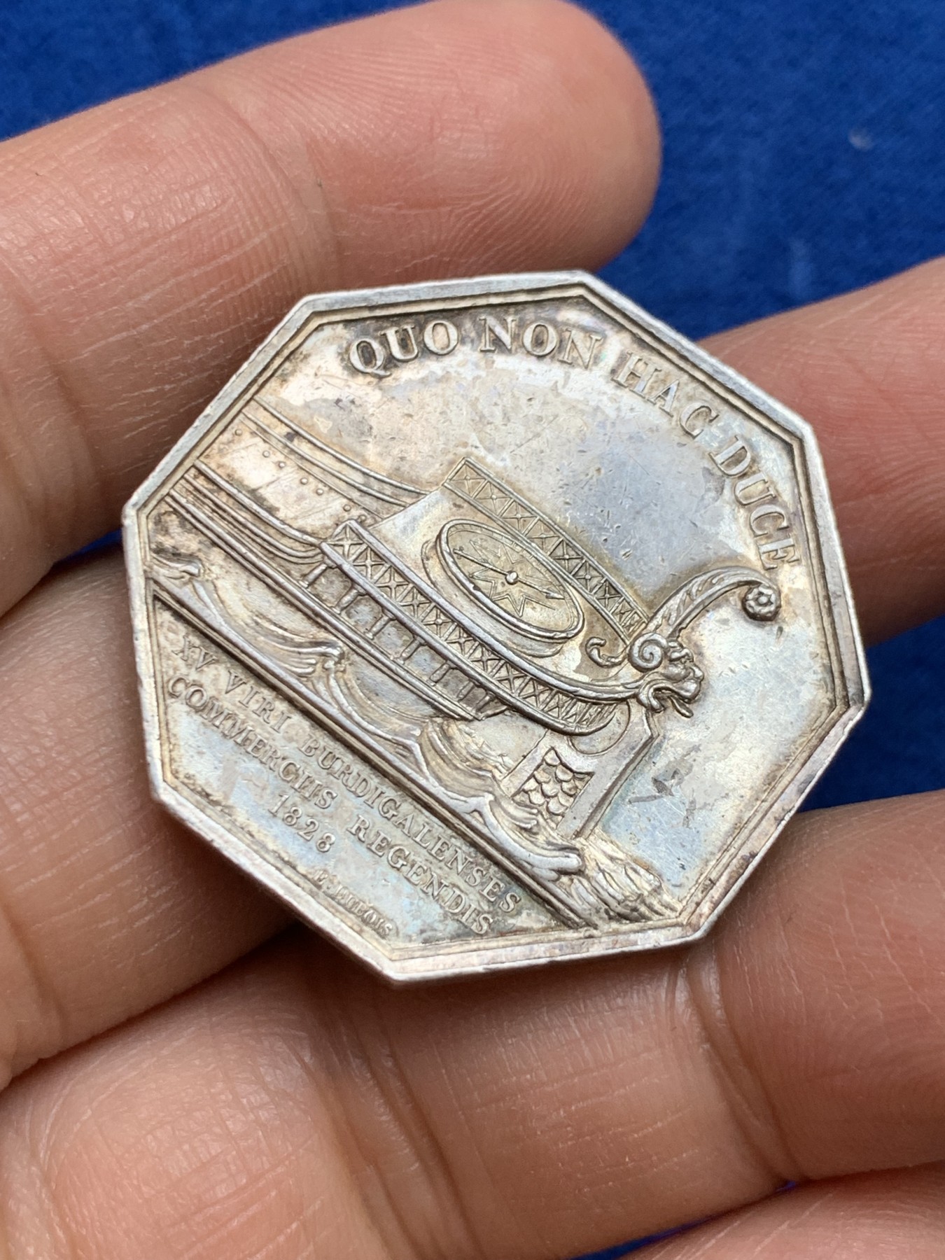 《竞宝斋》第237场- 周日，周一，周二，周日 疯狂4连拍 (全场包邮) 法国查理十世时期波尔多商会八角银质代币，20.52g，33.3mm，早期无边铭