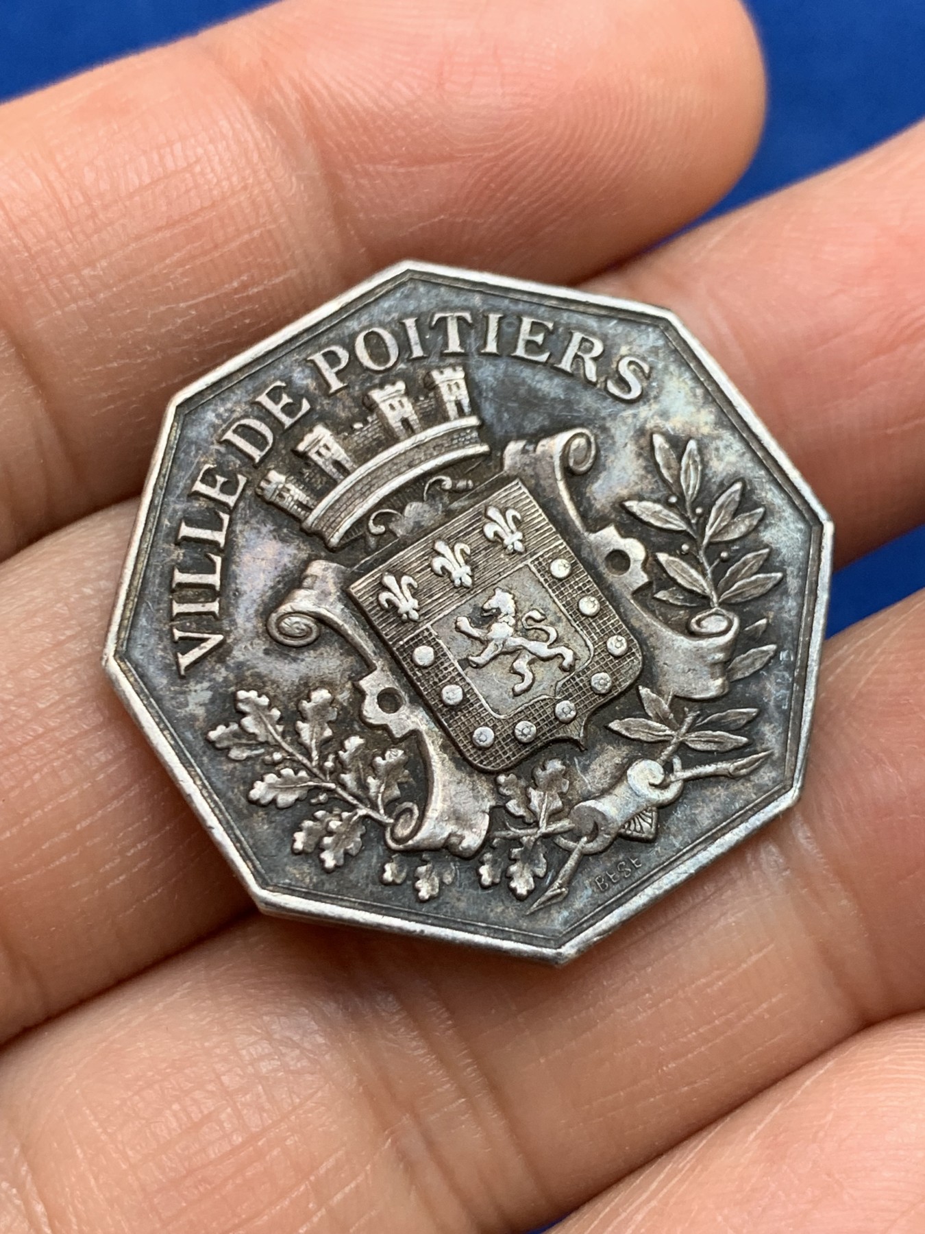 《竞宝斋》第237场- 周日，周一，周二，周日 疯狂4连拍 (全场包邮) 法国普瓦捷储蓄银行八角银质代币，14.778g，30.2mm，丰饶角边铭