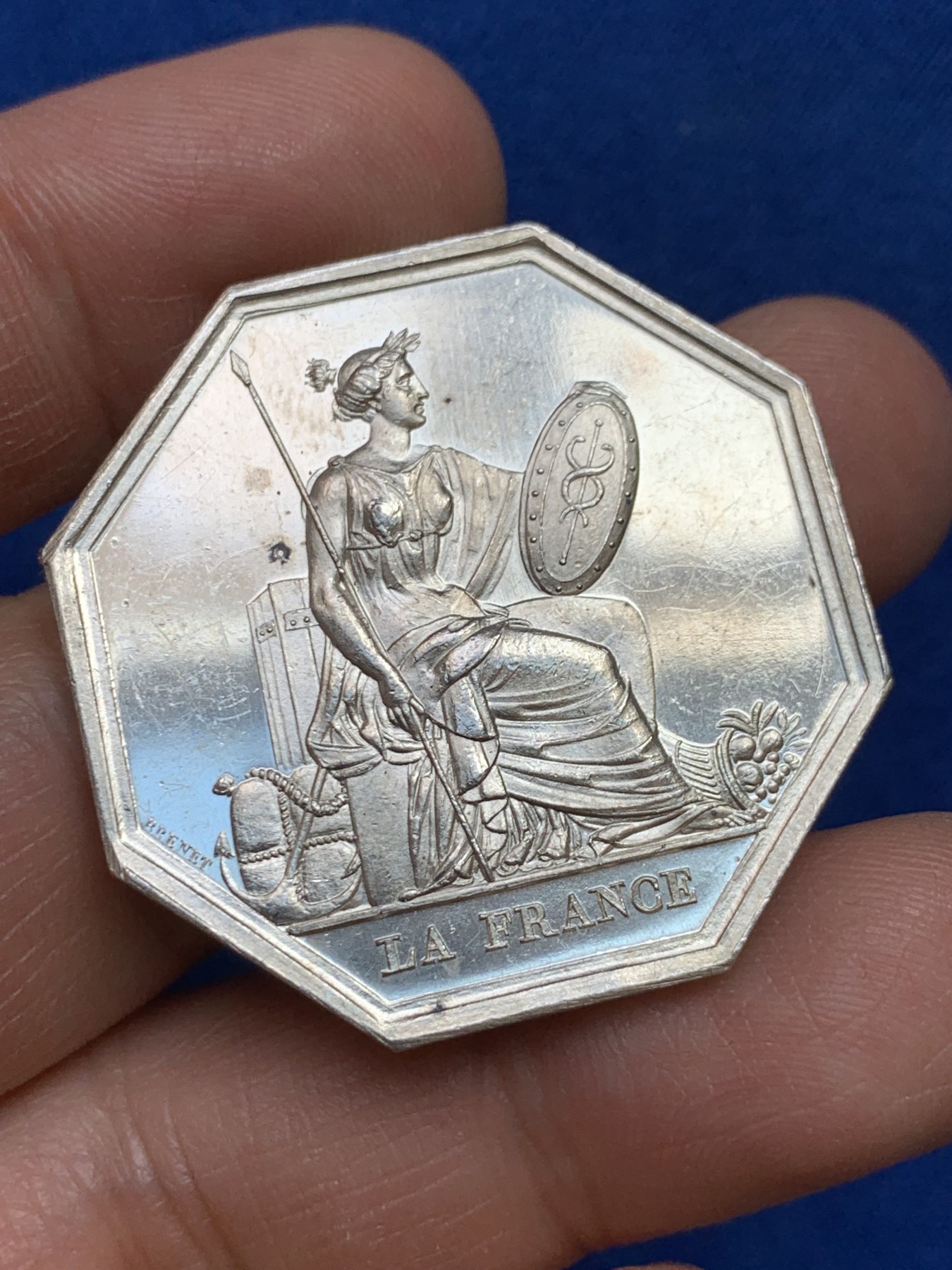 《竞宝斋》第237场- 周日，周一，周二，周日 疯狂4连拍 (全场包邮) 法国巴黎火灾保险公司银质八角，18.97g，36.3mm，手指边铭