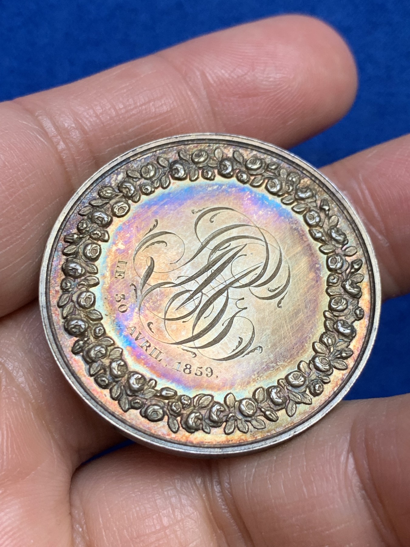 《竞宝斋》第237场- 周日，周一，周二，周日 疯狂4连拍 (全场包邮) 法国大版银质婚章 36.7mm 22.15g 边铭手指 五彩包 状态非常好