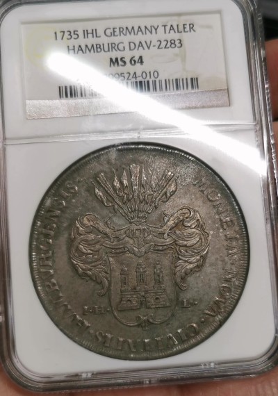 凡希社世界钱币微拍第二百五十九期 荐！1735IHL汉萨同盟汉堡自由市盾徽与双头鹰泰勒大银NGC-MS64 一年型，N冠军分，迷人的欧陆哑光五彩，德系藏家不可错过的一枚！