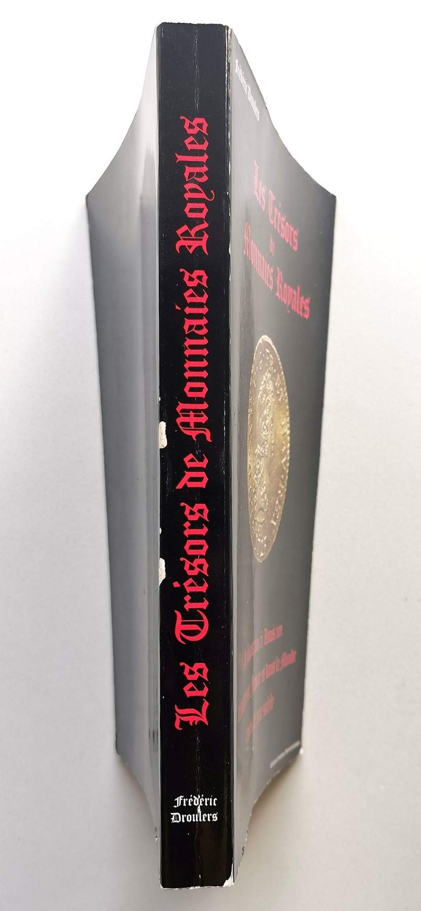 凡希社世界钱币微拍第二百五十九期 皇家钱币宝库：从路易十三到路易十六——19世纪以来在法国和世界各地的新发现／弗雷德里克．杜洛勒著 八品，绝版书籍，来自法国已故钱币学家 Jacques Floquet 藏书，内附藏家手迹（含内容注释及中文翻译）、地图、剪报等珍贵资料。  ​