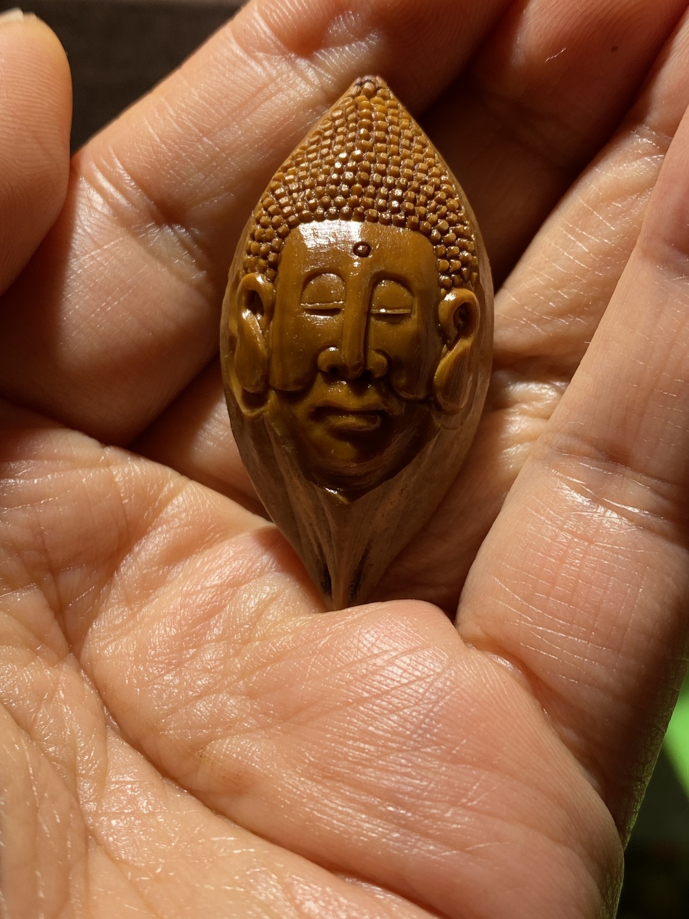 苏工核雕手工制作，总有一款适合你 苏工核雕老苏工雕刻，四花梅林大核手工羊的守护个性十足，美不胜收，尺寸2。29x4.55喜欢的来价格不贵