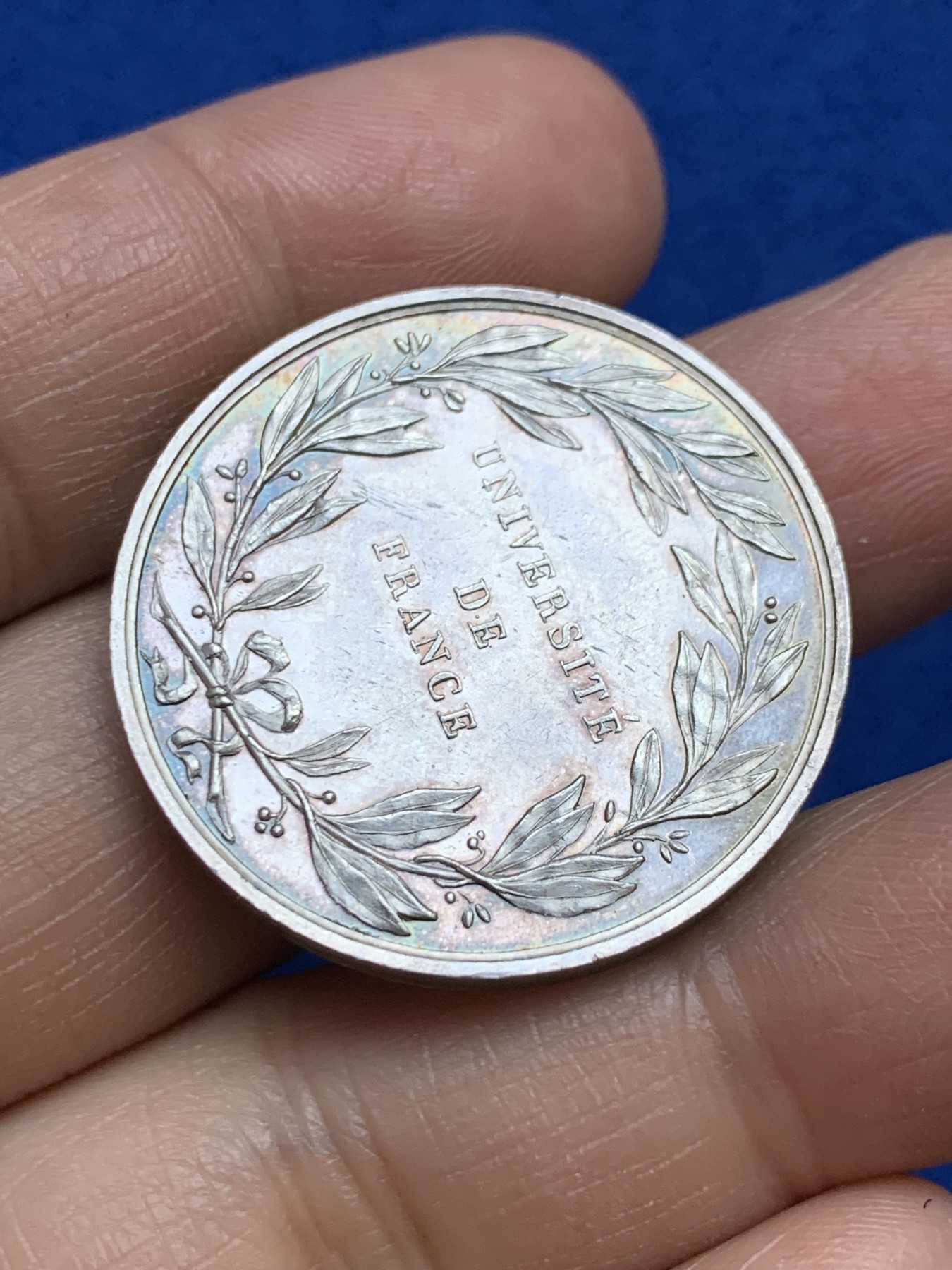 《竞宝斋》第237场- 周日，周一，周二，周日 疯狂4连拍 (全场包邮) 法国巴黎大学银质代币，身着戎装佩戴圣灵勋章的路易十八，细节清晰，18.24g，32.3mm，早期无边铭，厚重