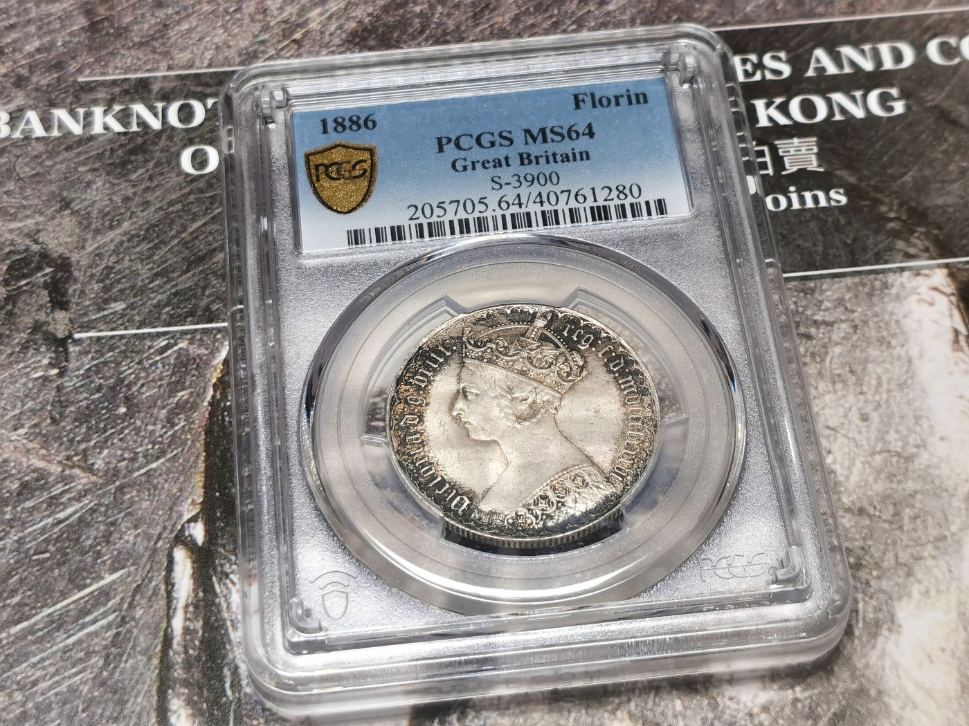 凡希社世界钱币微拍第二百五十九期 荐！1886英国小维哥特式佛罗林PCGS-MS64 华丽的黑金环彩，个性化的视觉审美，被PCGS选为封面顶格币！