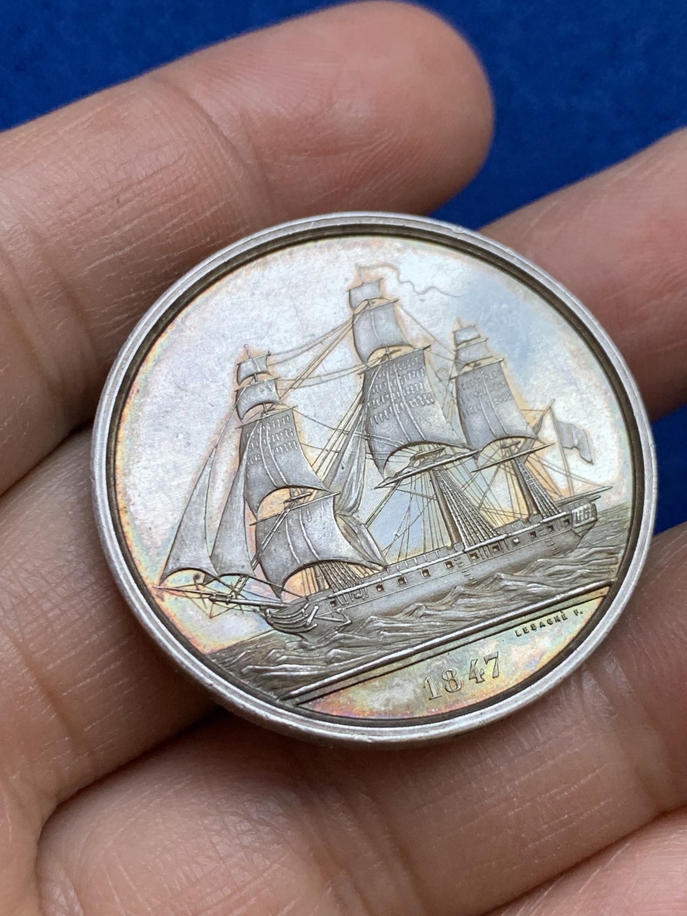 《竞宝斋》第237场- 周日，周一，周二，周日 疯狂4连拍 (全场包邮) 法国波尔多海上保险公司银质代币，17.79g，35mm，手指边铭，金黄包浆，非常漂亮的一帆风顺和波尔多城市徽章