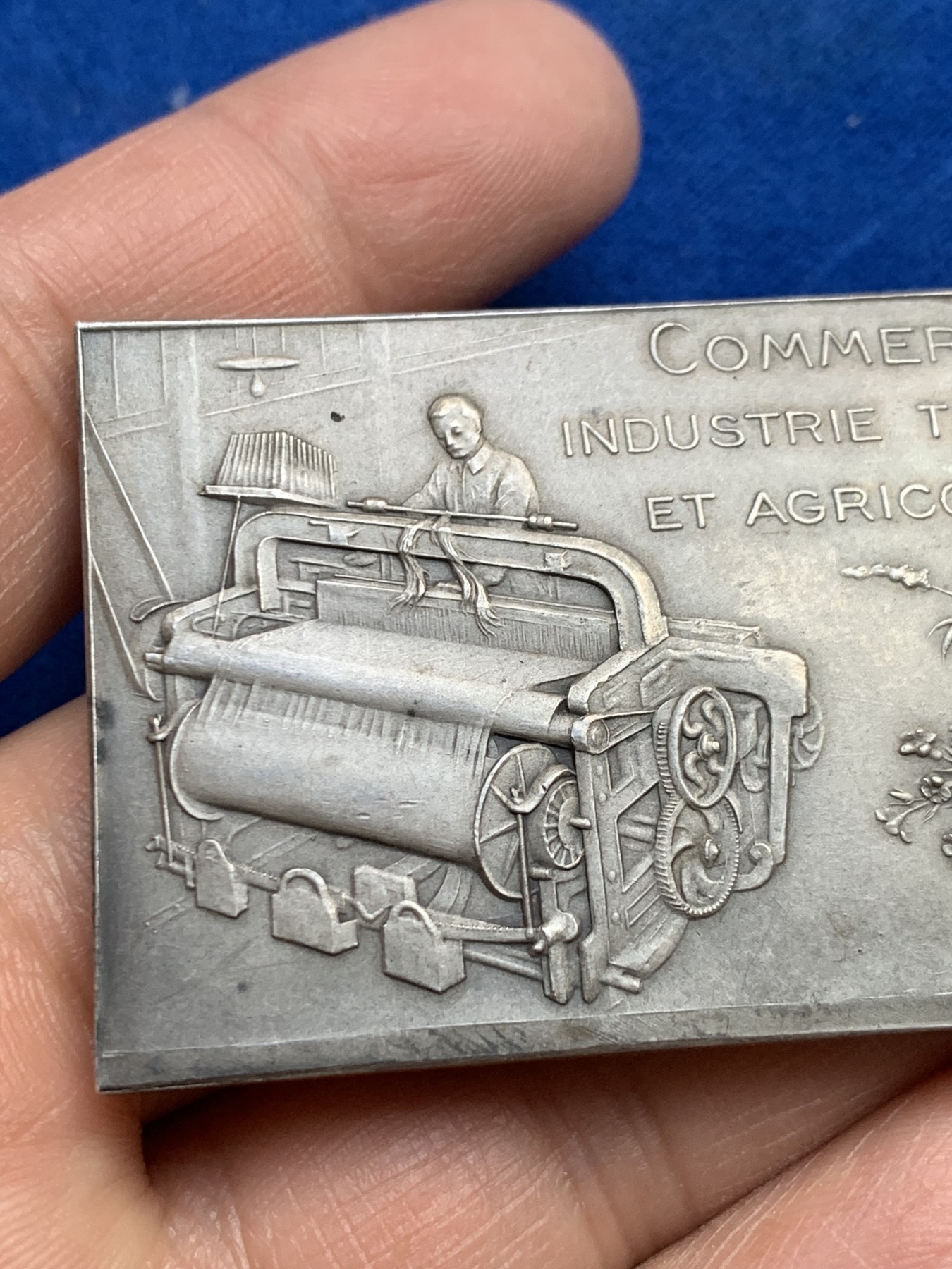 《竞宝斋》第237场- 周日，周一，周二，周日 疯狂4连拍 (全场包邮) 法国方形银章，阿蒙蒂埃、巴勒尔和默维尔商会，背面左下角有点小磕，60.60g，37.3*56mm，丰饶角2ARGENT