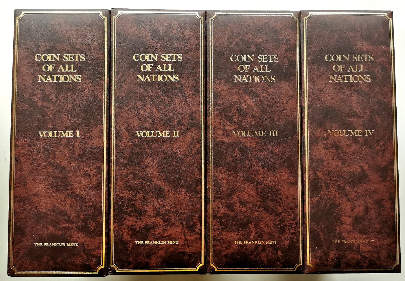 凡希社世界钱币微拍第二百五十九期 富兰克林造币厂各国套装四册标准装 共137个国家，烫金外盒带国家简介卡片，日文版，品相完美。