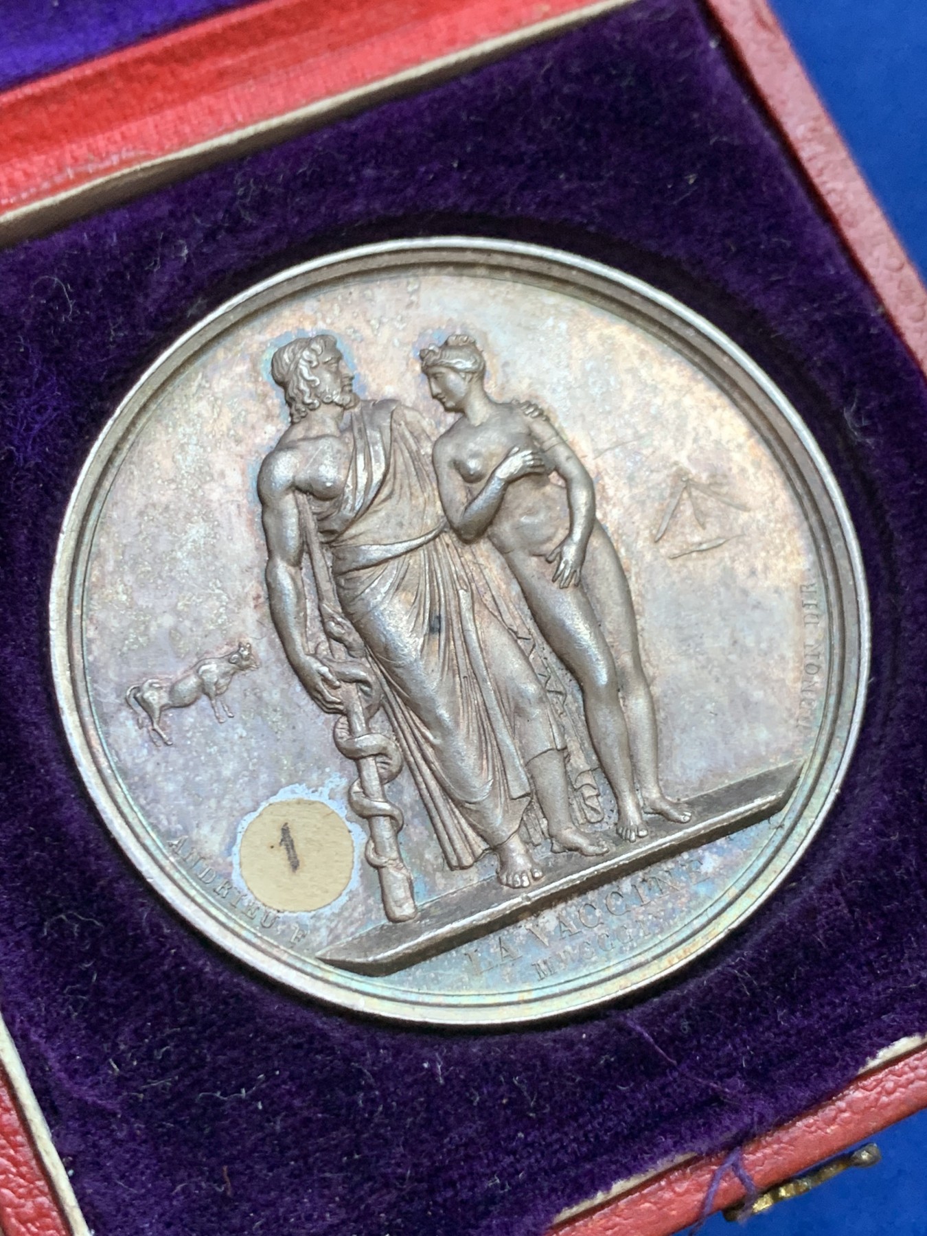 《竞宝斋》第237场- 周日，周一，周二，周日 疯狂4连拍 (全场包邮) 法国1868年图卢兹农业部疫苗接种纪念银章，用维纳斯受到治愈之神埃斯库拉佩的保护以此寓意疫苗的作用，两侧是牛和带有疫苗管的柳叶刀，37.38g，41.3mm，蜜蜂边铭，贴了编号贴纸，原味包浆 细节精致