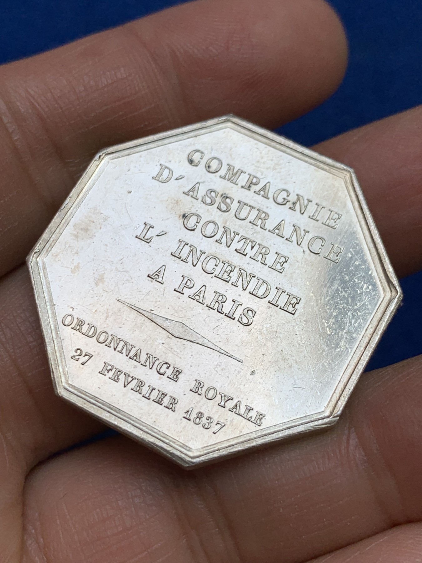 《竞宝斋》第237场- 周日，周一，周二，周日 疯狂4连拍 (全场包邮) 法国巴黎火灾保险公司银质八角，18.97g，36.3mm，手指边铭