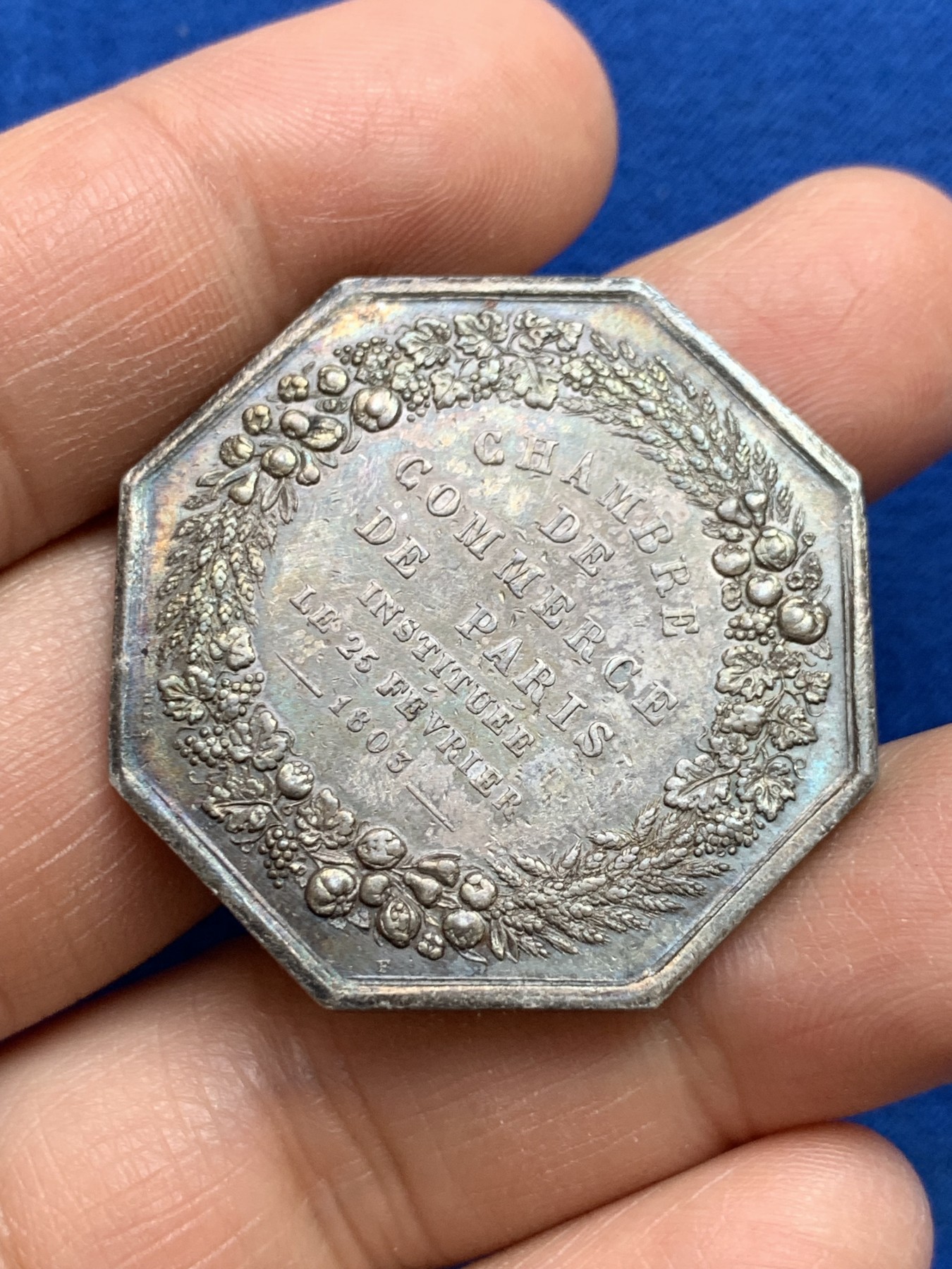 《竞宝斋》第237场- 周日，周一，周二，周日 疯狂4连拍 (全场包邮) 法国巴黎商会JETON银质八角，黑漆古油性包浆，19.74g，36.5mm，1832-1841年神灯边铭