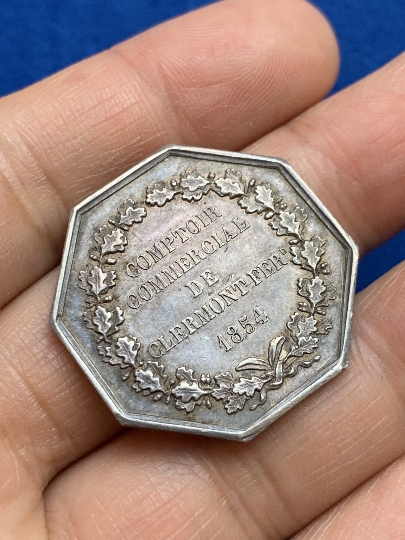 《竞宝斋》第237场- 周日，周一，周二，周日 疯狂4连拍 (全场包邮) 法国克莱蒙商会八角银质代币，12.28g，30.5mm，1845-1860年手指边铭