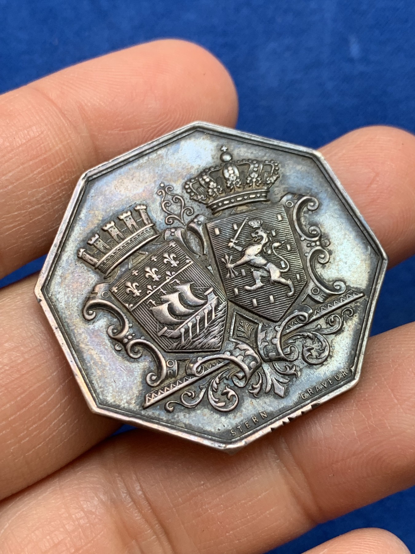 《竞宝斋》第237场- 周日，周一，周二，周日 疯狂4连拍 (全场包邮) 法国巴黎-荷兰银行八角银质代币，22.30g，36.3mm，1879年仅铸造一个的烟斗边铭，边有磕碰