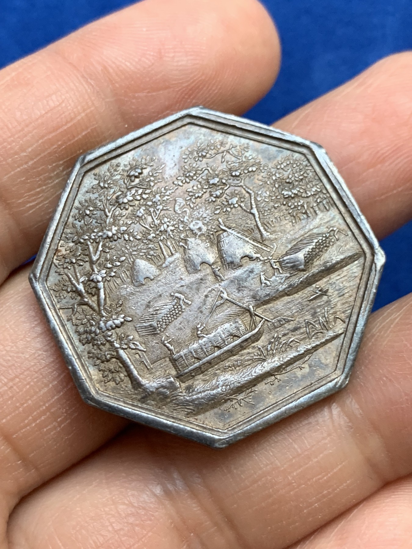 《竞宝斋》第237场- 周日，周一，周二，周日 疯狂4连拍 (全场包邮) 法国名誉品1820年巴黎煤炭贸易银质八角，参天橡树林与忙碌的作业工人，21.67g，33.6mm，早期无边铭，油性包浆