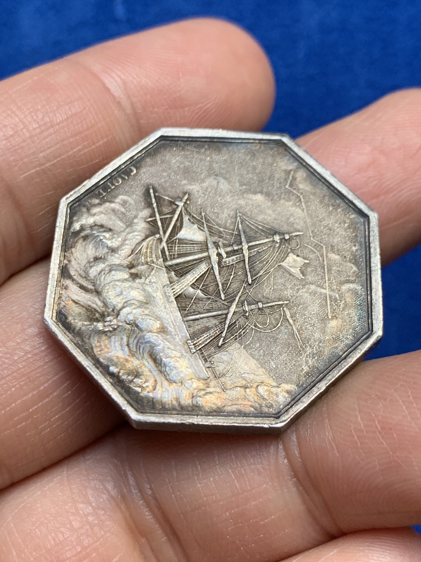 《竞宝斋》第237场- 周日，周一，周二，周日 疯狂4连拍 (全场包邮) 法国八角银质代币jeton，海上保险与贷款公司，jeton资料书封面海妖梅卢辛，33.2mm，17.61g，1832-1841神灯边铭