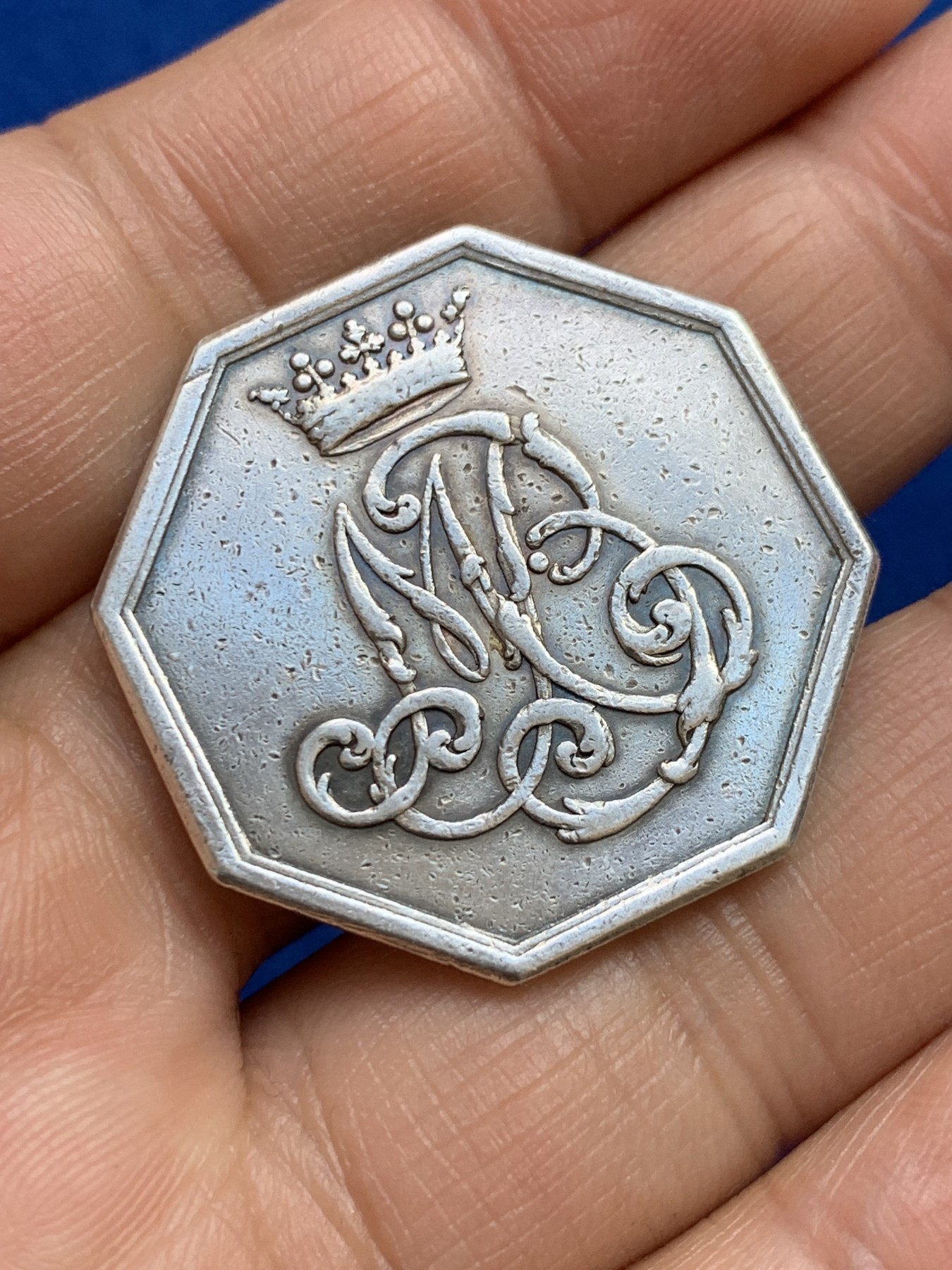 《竞宝斋》第237场- 周日，周一，周二，周日 疯狂4连拍 (全场包邮) 法国18世纪贵族双狮纹章八角银质代币，15.52g，33mm，早期无边铭，首见品种