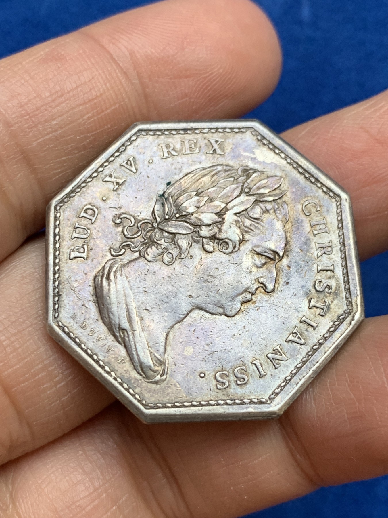 《竞宝斋》第237场- 周日，周一，周二，周日 疯狂4连拍 (全场包邮) 法国1773年路易十五时期法国荣军院八角银质代币，17.25g，33.9mm，早期无边铭