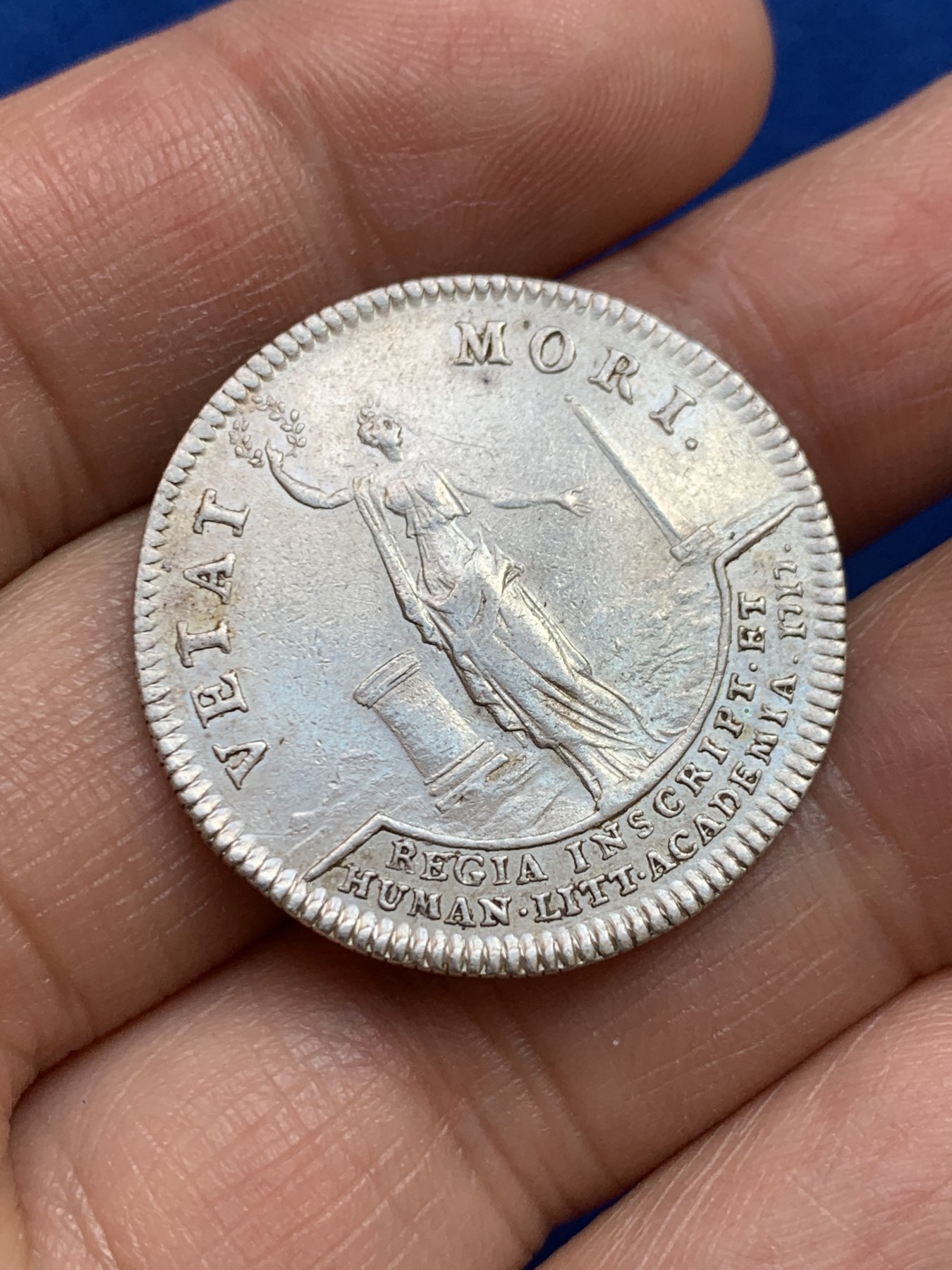 《竞宝斋》第237场- 周日，周一，周二，周日 疯狂4连拍 (全场包邮) 法国1717年路易十五皇家铭文与纯文学学院银质jeton，8.12g，30.4mm