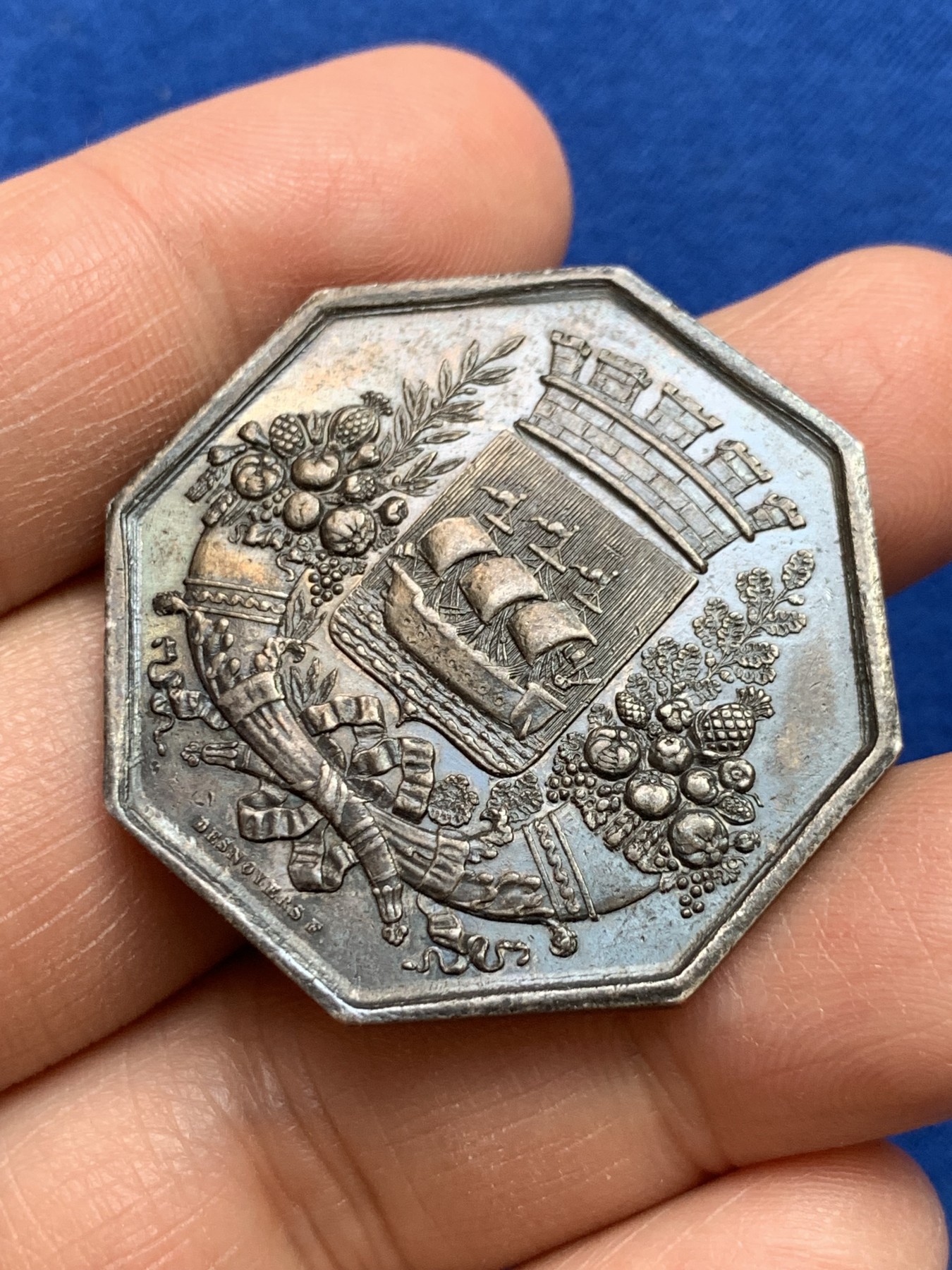 《竞宝斋》第237场- 周日，周一，周二，周日 疯狂4连拍 (全场包邮) 法国巴黎商会JETON银质八角，黑漆古油性包浆，19.74g，36.5mm，1832-1841年神灯边铭